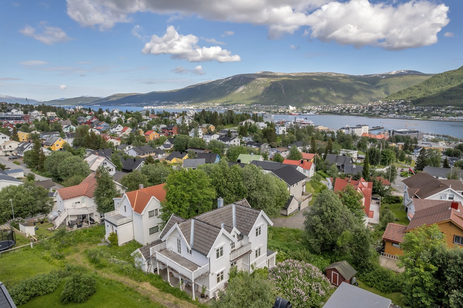 Til tross for sin rolig og tilbaketrukne beliggenhet går du til sentrum av Tromsø på ca. 10 minutter Galleribilde