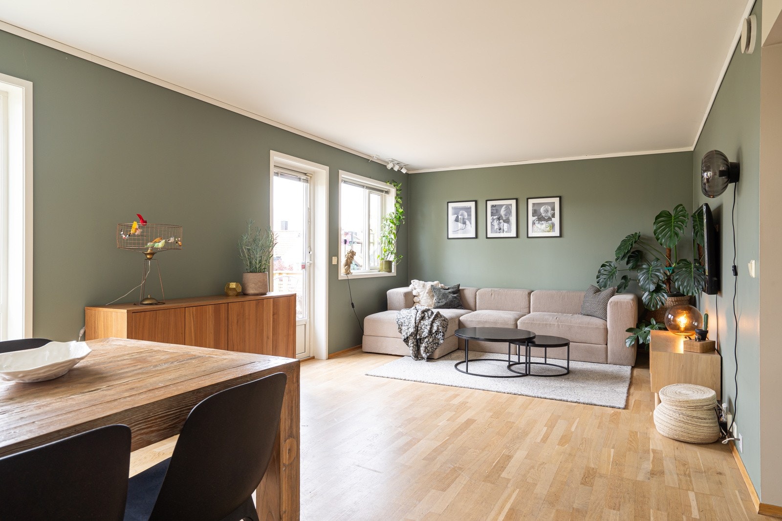 Stue med god plass til sofagruppe og spisebord Galleribilde