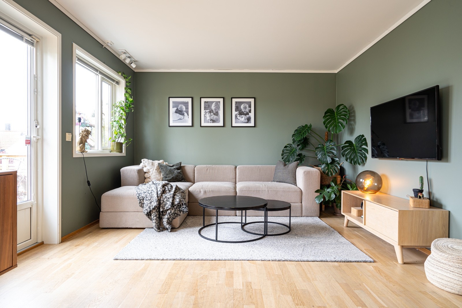Fra stuen er det utgang til veranda Galleribilde