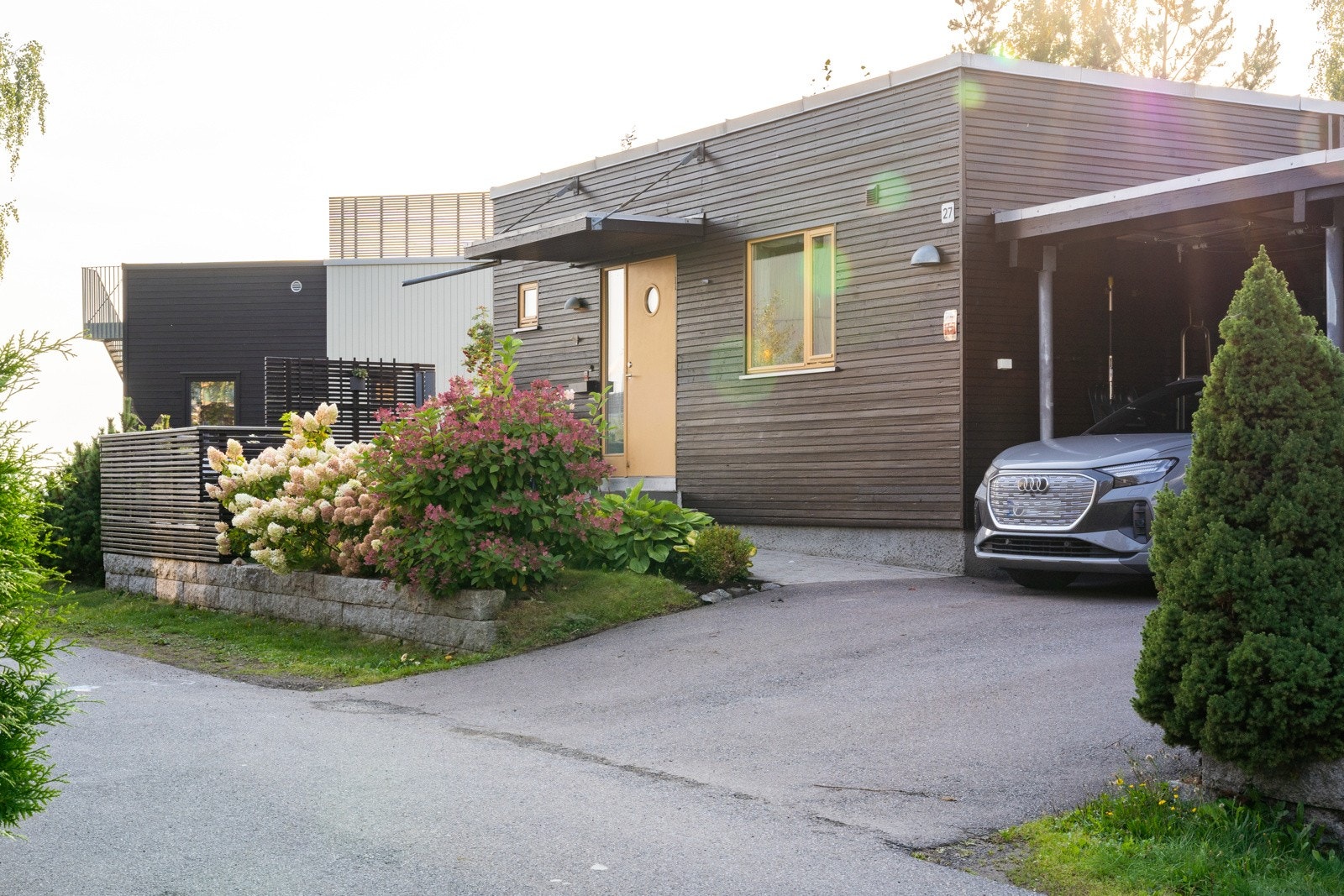 Utenfor boligen er det parkering i carport Galleribilde