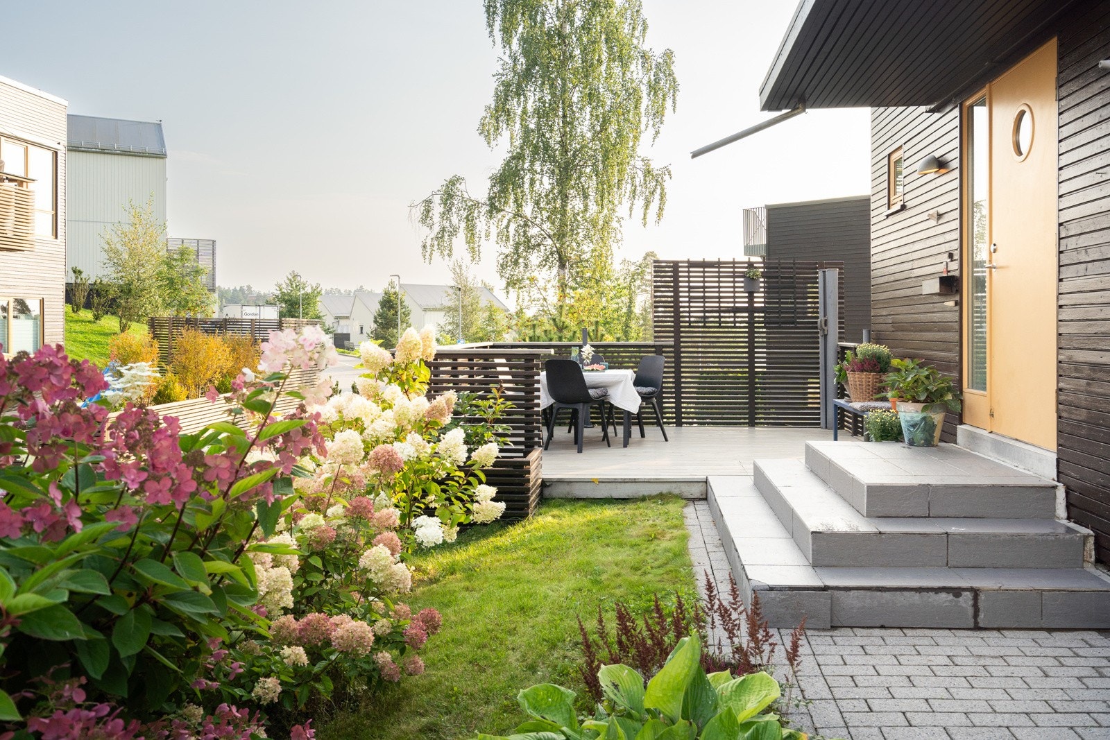 På forsiden er huset pent opparbeidet med terrasse på 12 m² og frodige beplantninger Galleribilde