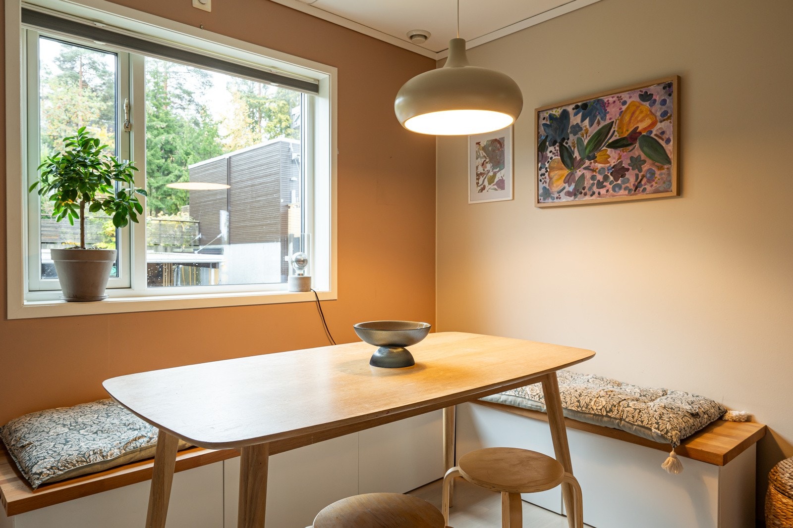 På kjøkkenet er det sittebenk og god plass til spisebord Galleribilde