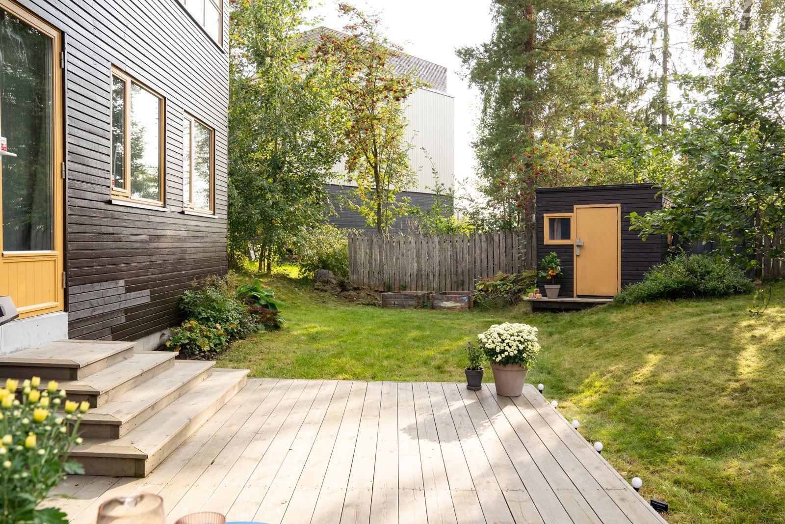 Svært barnevennlig hage som er pent opparbeidet med beplantninger, terrasse på 25 m² og lekestue Galleribilde