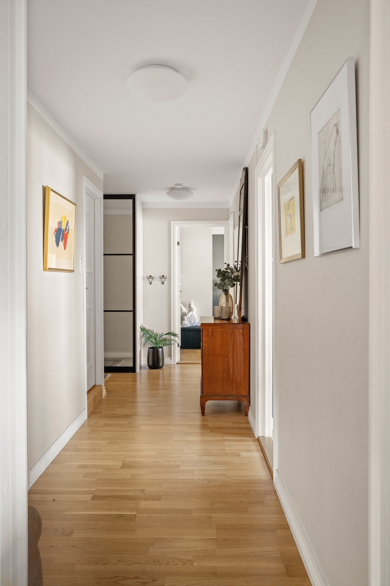 Entréen er romslig og innredet med en skyvedørsgarderobe som gir en praktisk løsning for oppbevaring av yttertøy og sko, og bidrar til et ryddig og funksjonelt inngangsparti. Galleribilde