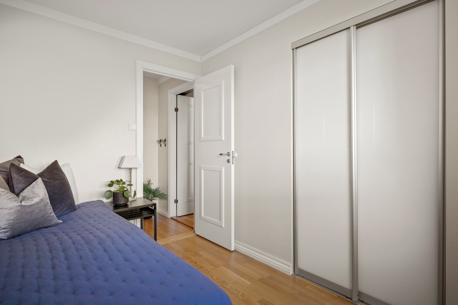 Her er det en plassbygd skyvedørsgarderobe. Galleribilde
