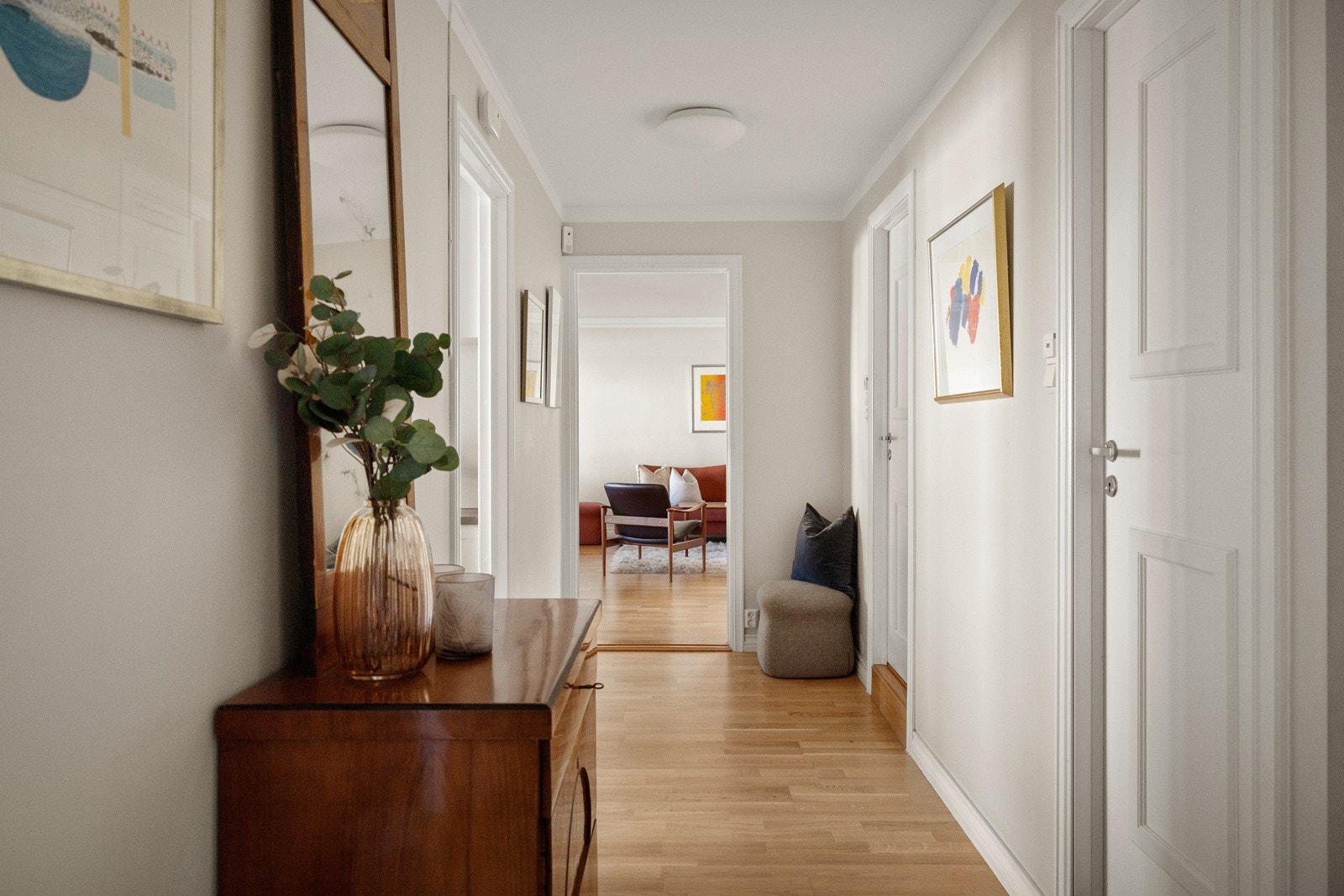 Romslig gang som videre fører til entré, 2 bad og 2 soverom. Galleribilde
