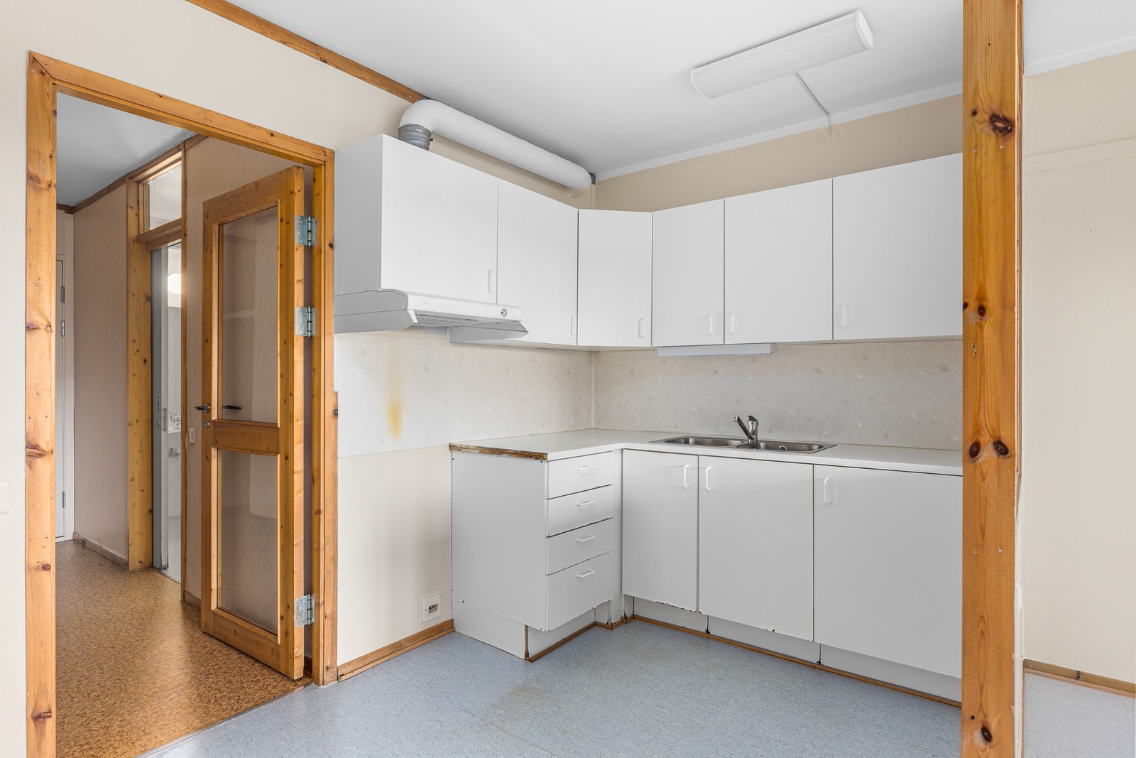 Leiligheten har laminat på gulv og har behov for oppgradering. Galleribilde