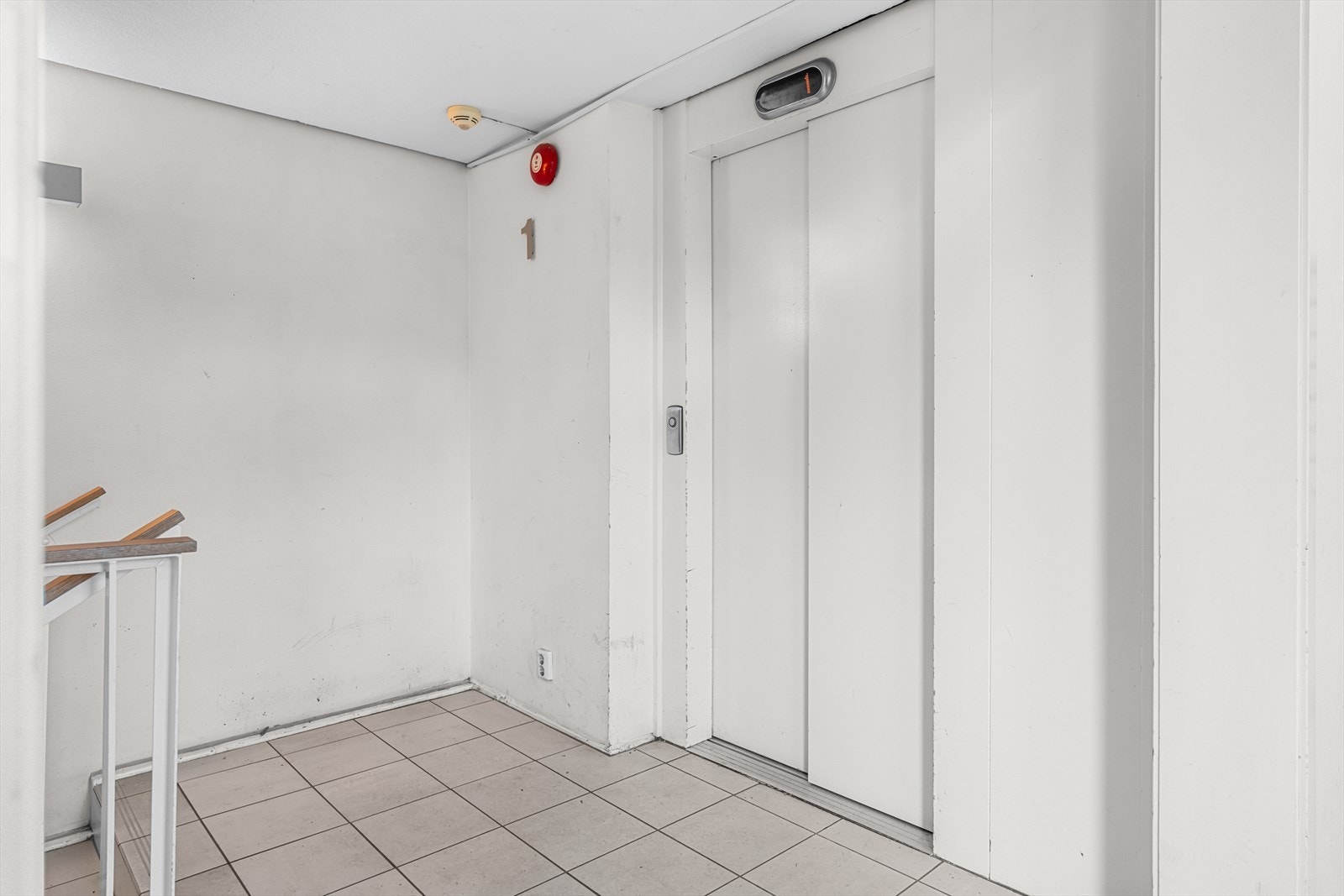 Felles trapperom med heis Galleribilde