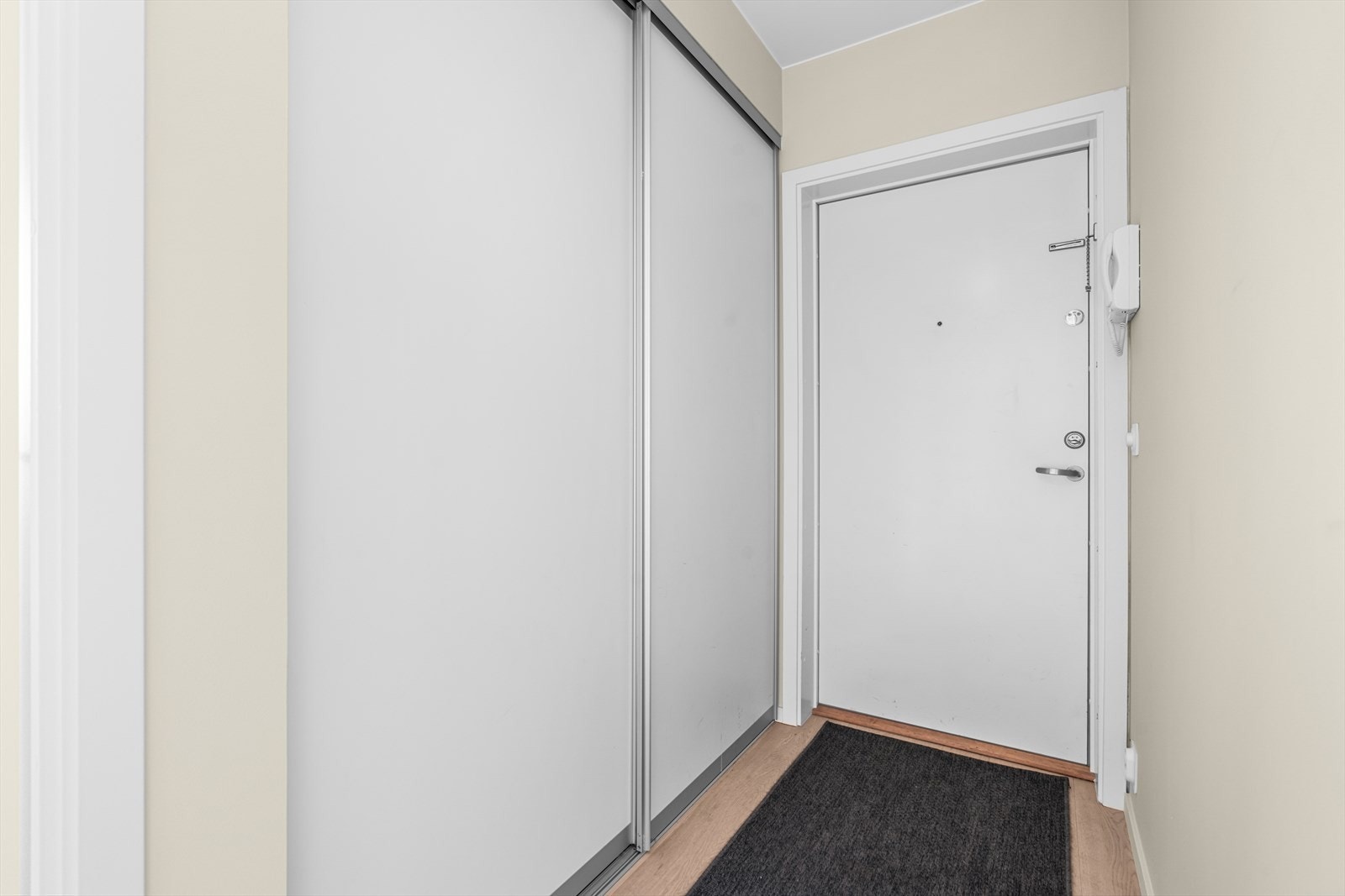 Entrè med skyvedørsgarderobe. Det medfølger en bod i kjelleren på 9 kvm Galleribilde