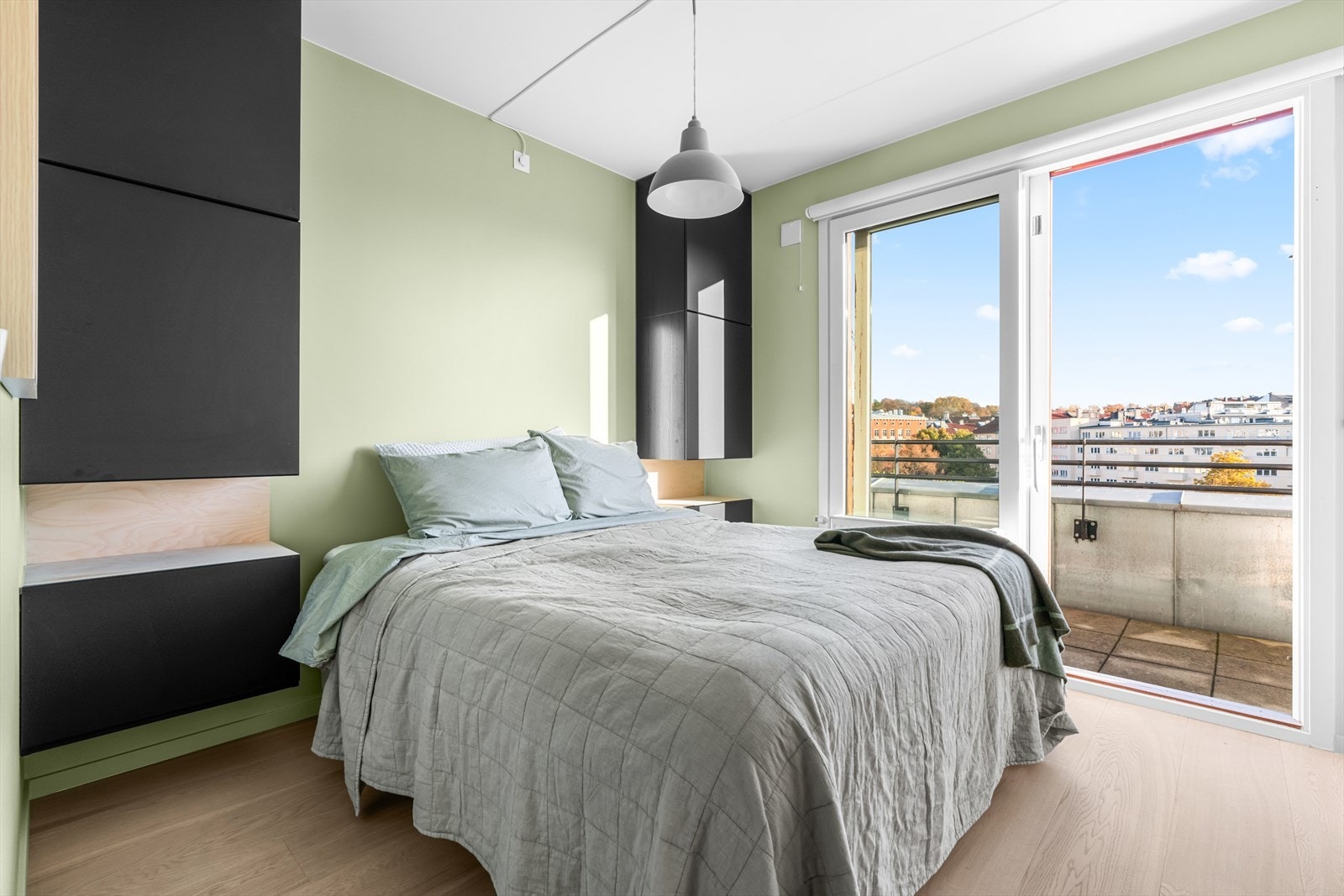 Romslig soverom med utgang til takterrassen Galleribilde