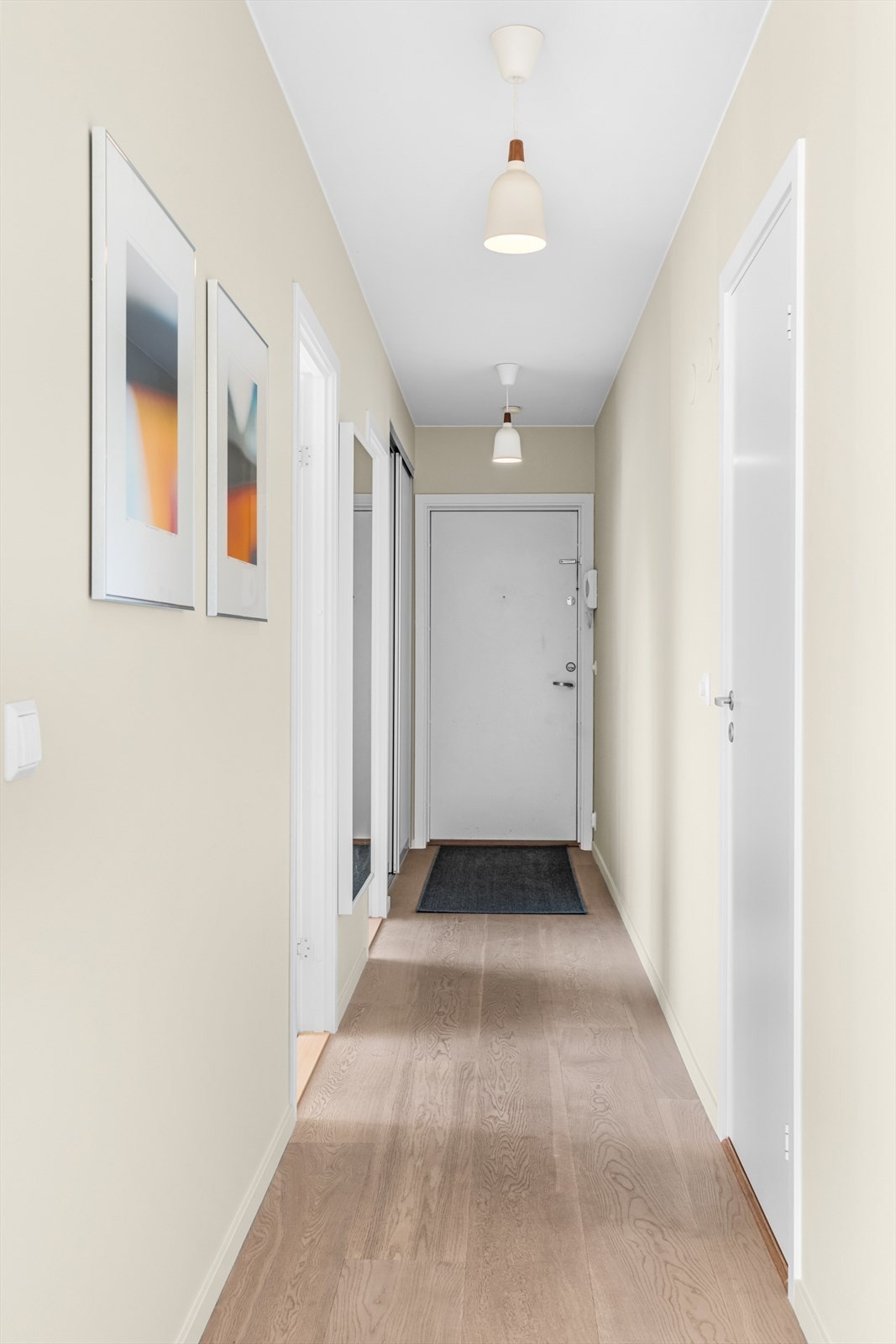 Gjennomført og innbydende leilighet med god planløsning, bra standard og fine detaljer Galleribilde