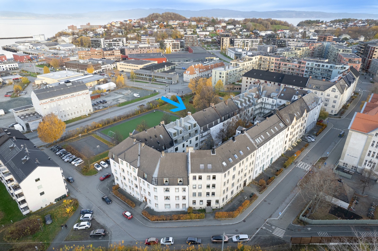 Fra leiligheten har du kort avstand til "alt" du trenger i hverdagen. Bakeriet Snurr på Nyhavna, frisørsalonger, apotek, dagligvarebutikker, fjorden med Ladestien, togstasjon og bussholdeplass er bare noen få eksempler på hva du har i umiddelbar nærhet. Galleribilde