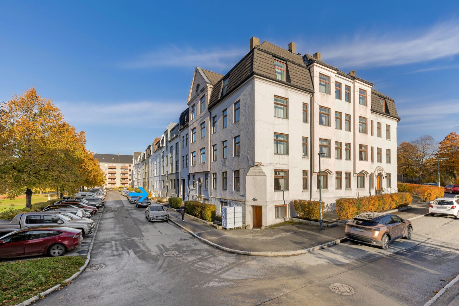 Den arkitektoniske stilen er godt bevart i form av byggets tidstypiske detaljer, utforming og karakter. Ved annonsert fellesvisning vil det bli skiltet i regi av EiendomsMegler 1. Galleribilde