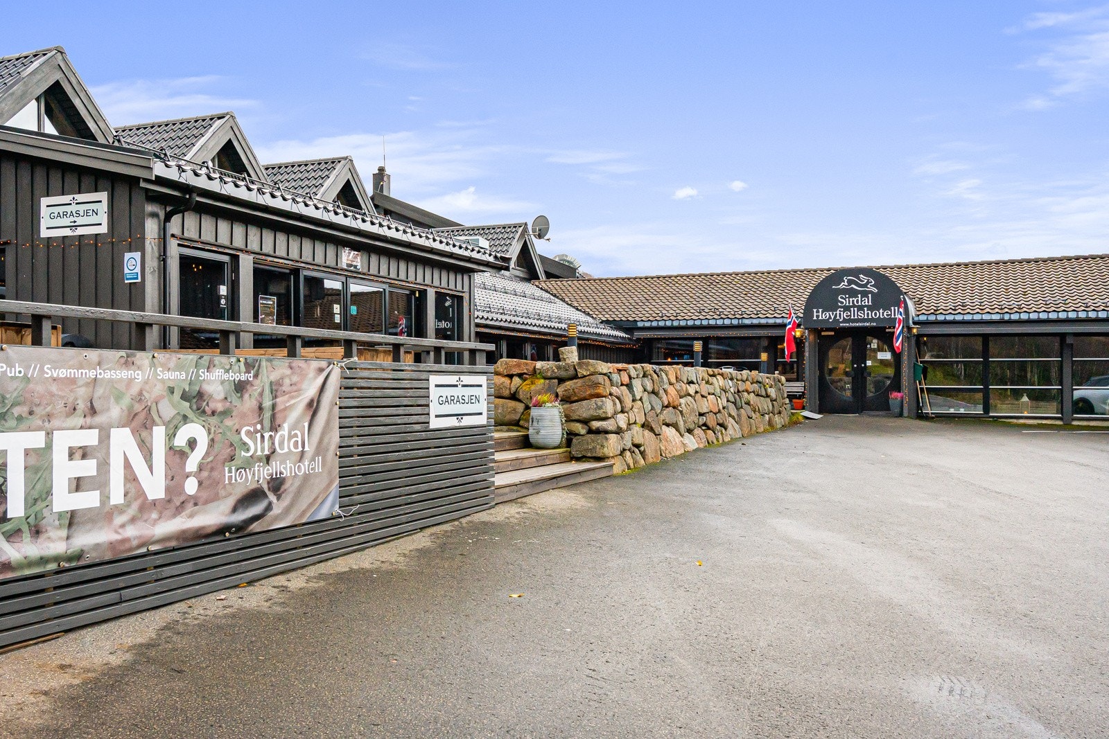 Klassiske Sirdal Høyfjellshotell ligger kun 600 meter fra hytten. Galleribilde