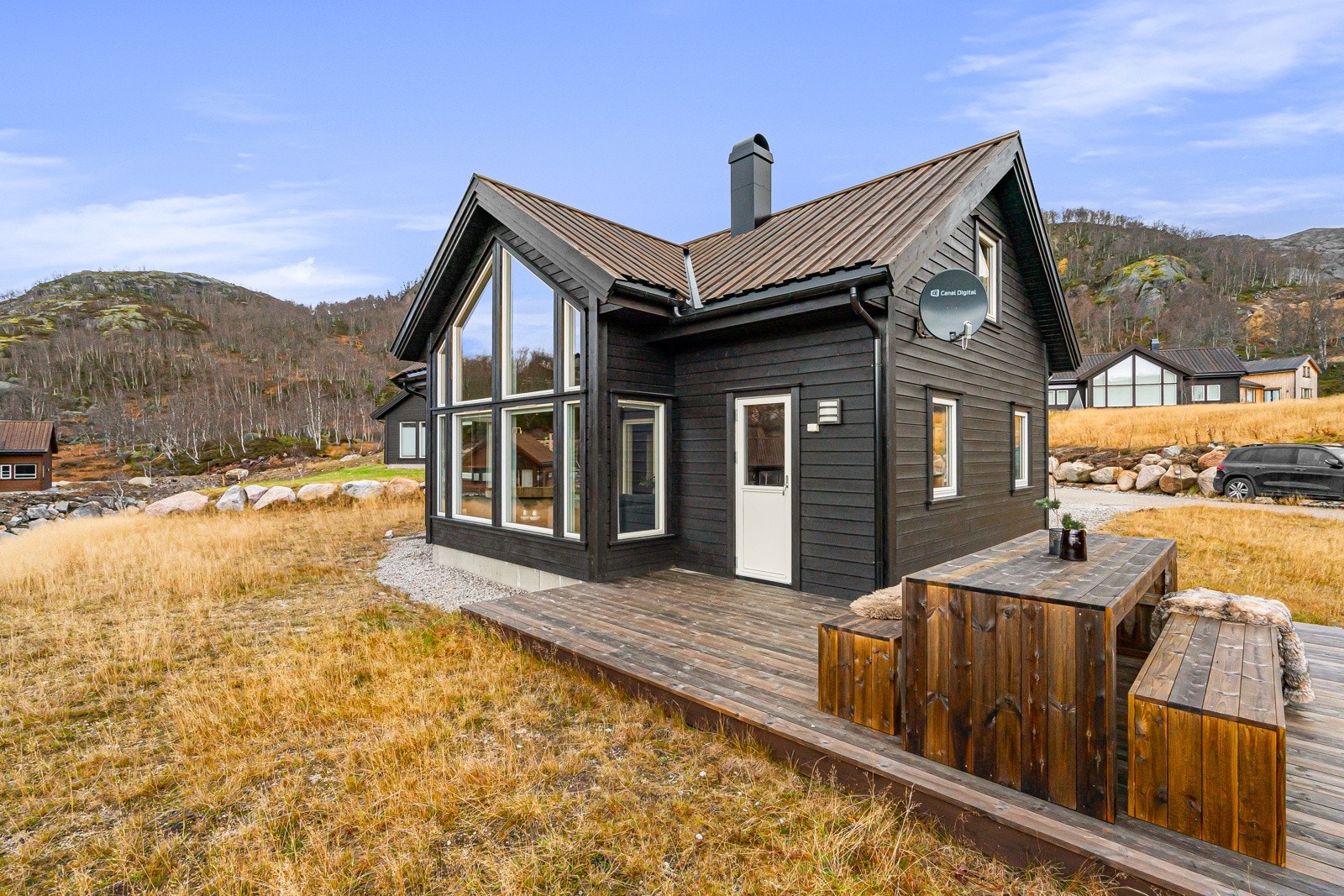 Tomten er pent opparbeidet med terrasse. Galleribilde