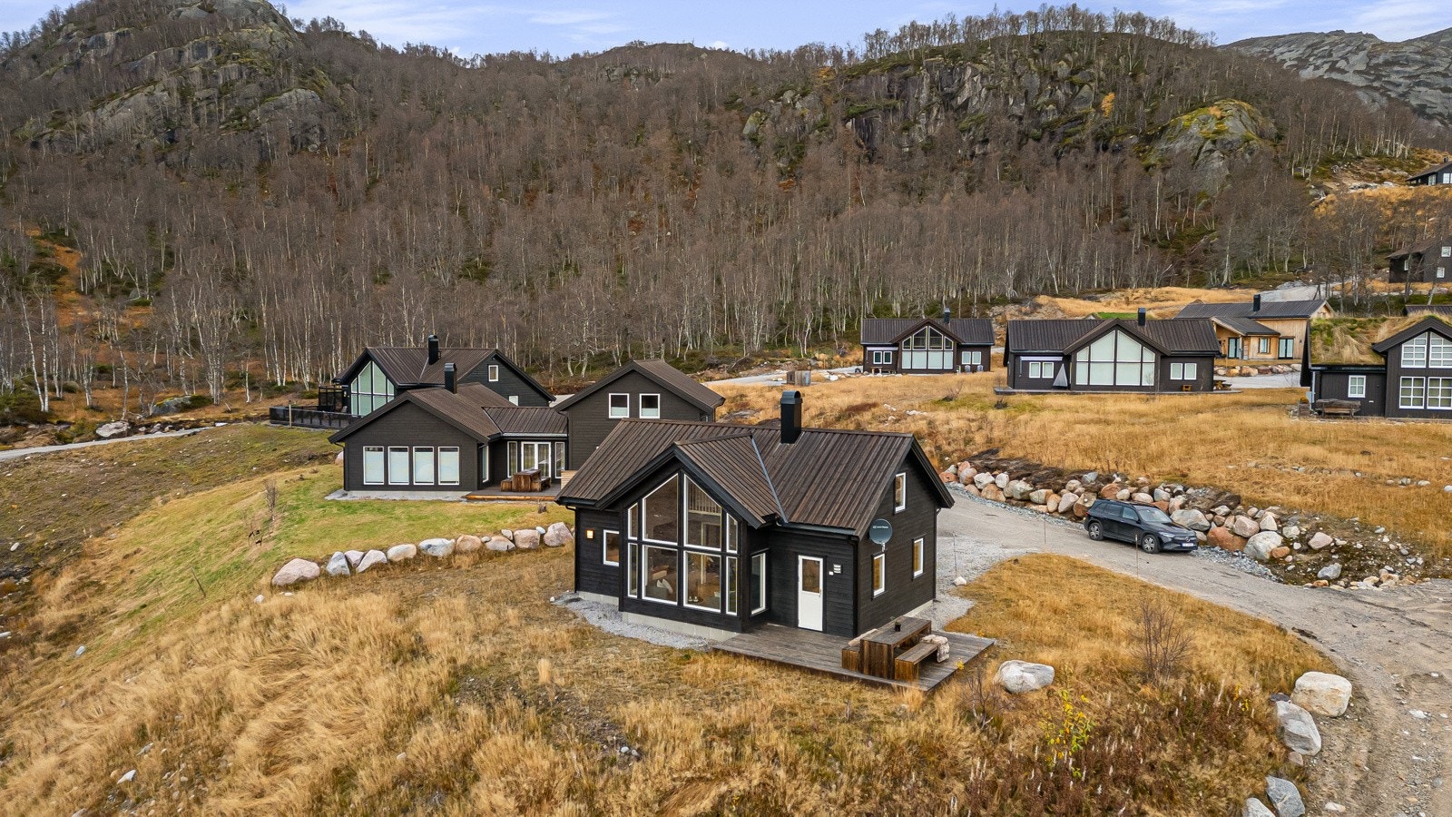 Hytten ligger fint til på en høyde med flott utsikt. Galleribilde