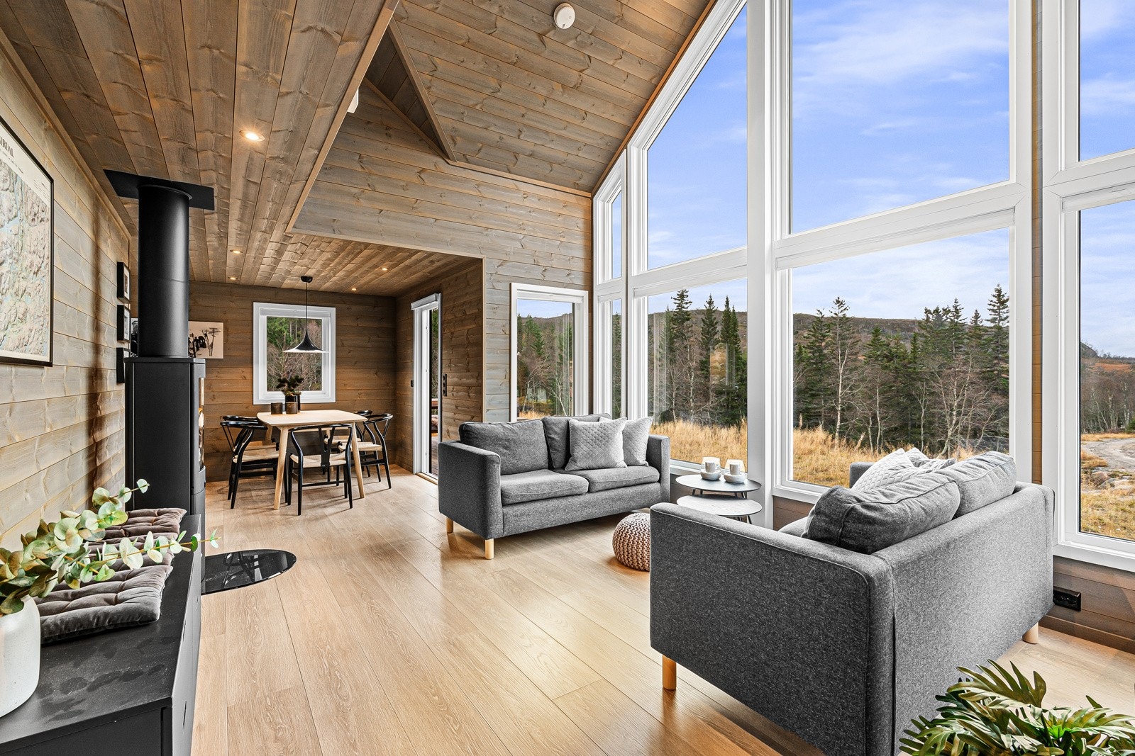 Stuen er romslig med god plass til å møblere i ulike soner med spise- og sittegruppe. Galleribilde