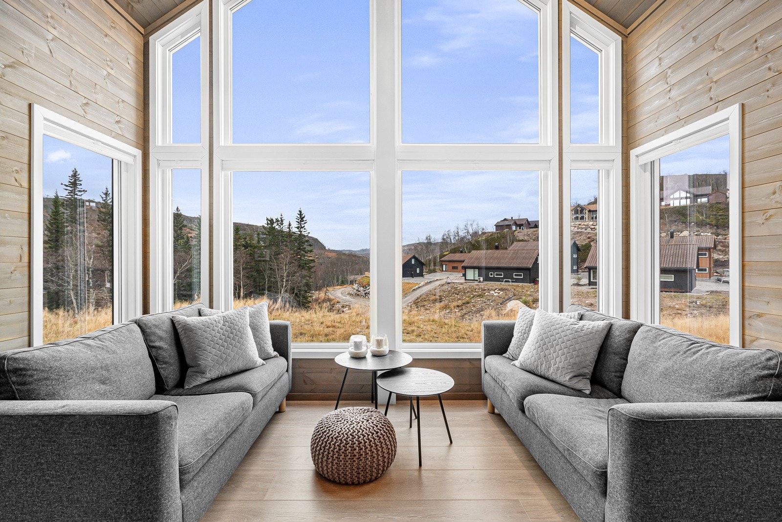 Lys og moderne fjellhytte med praktisk planløsning og ettertraktet beliggenhet. Galleribilde