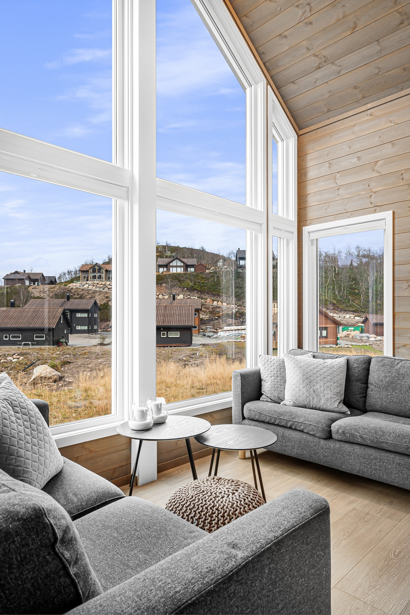 Store vindusflater sikrer rikelig med lysinnslipp og gir en luftig atmosfære. Galleribilde