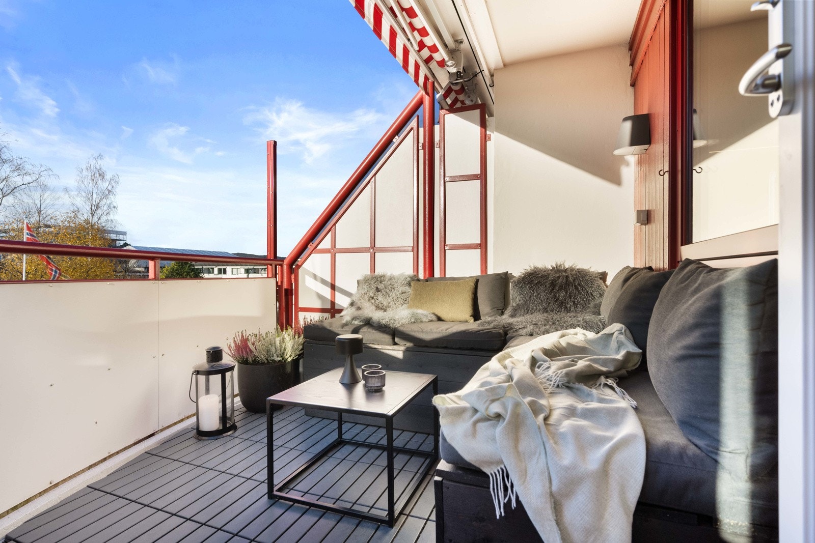 Fra stuen har du utgang til en herlig balkong på ca. 6,5 m² med flott, usjenert utsyn over grøntarealer og nærområdet. Balkongen vender mot vest og har sol fra ca. kl.13-14 og til den går ned Galleribilde