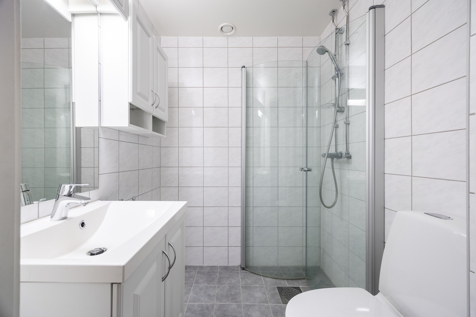 Baderom vurdert til å være fra 2011. Flislagt gulv med varme og opplegg for vaskemaskin. Galleribilde