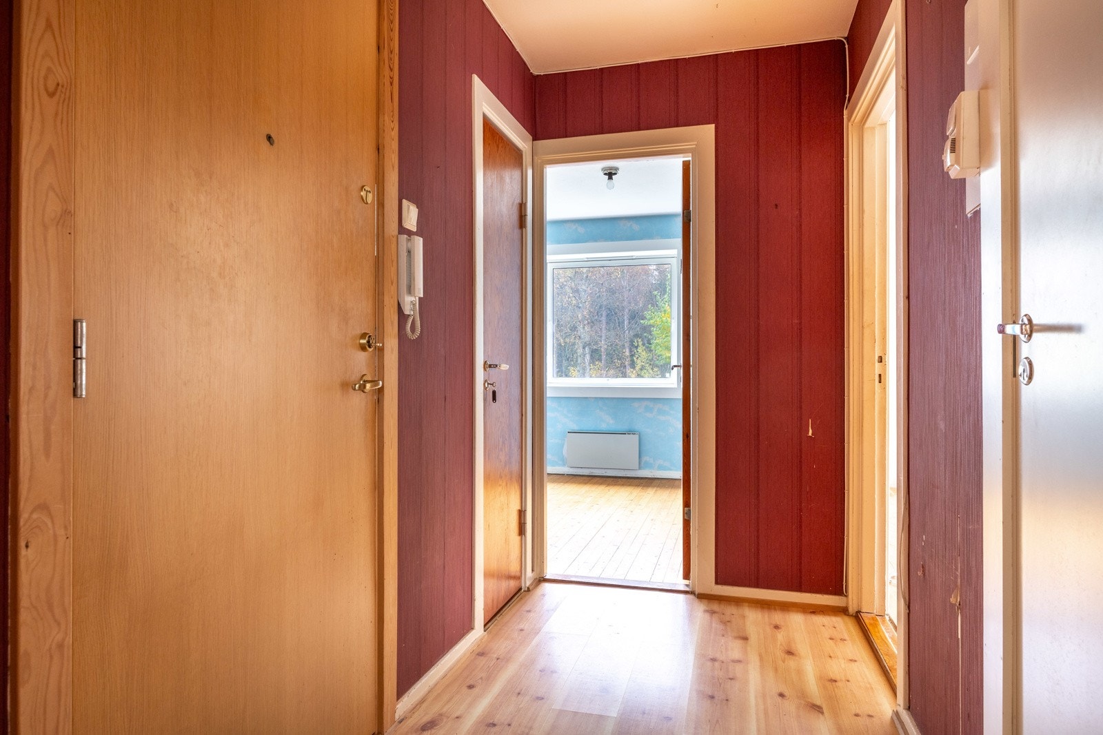 Du blir ønsket velkommen inn i en romslig entré/gang. Galleribilde