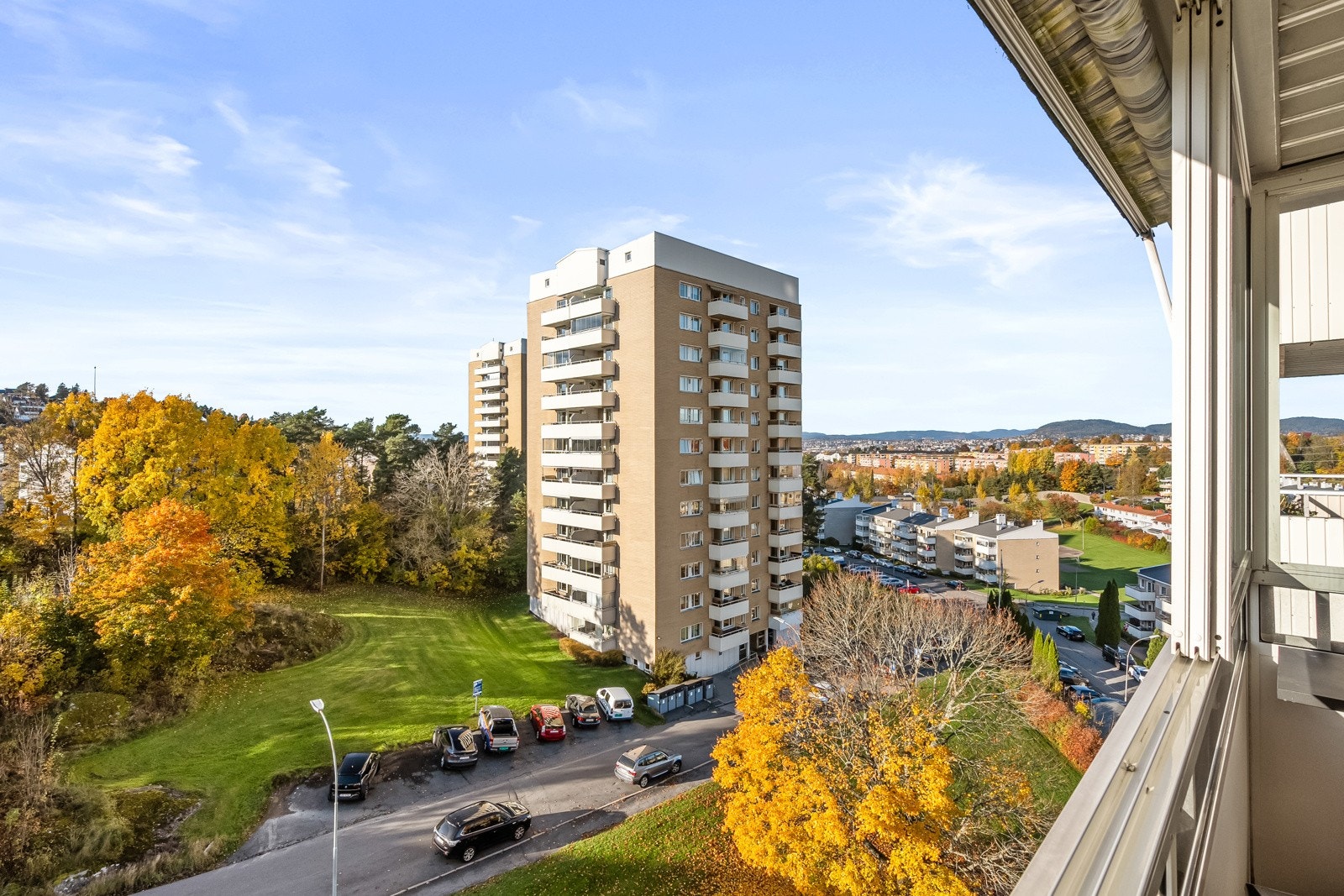 Det at balkongen er glasset inn bidrar til å utvide utesesongen til også å gjelde vår- og høst. Innglassingen kan skyves delvis til side når det er ønskelig. Galleribilde