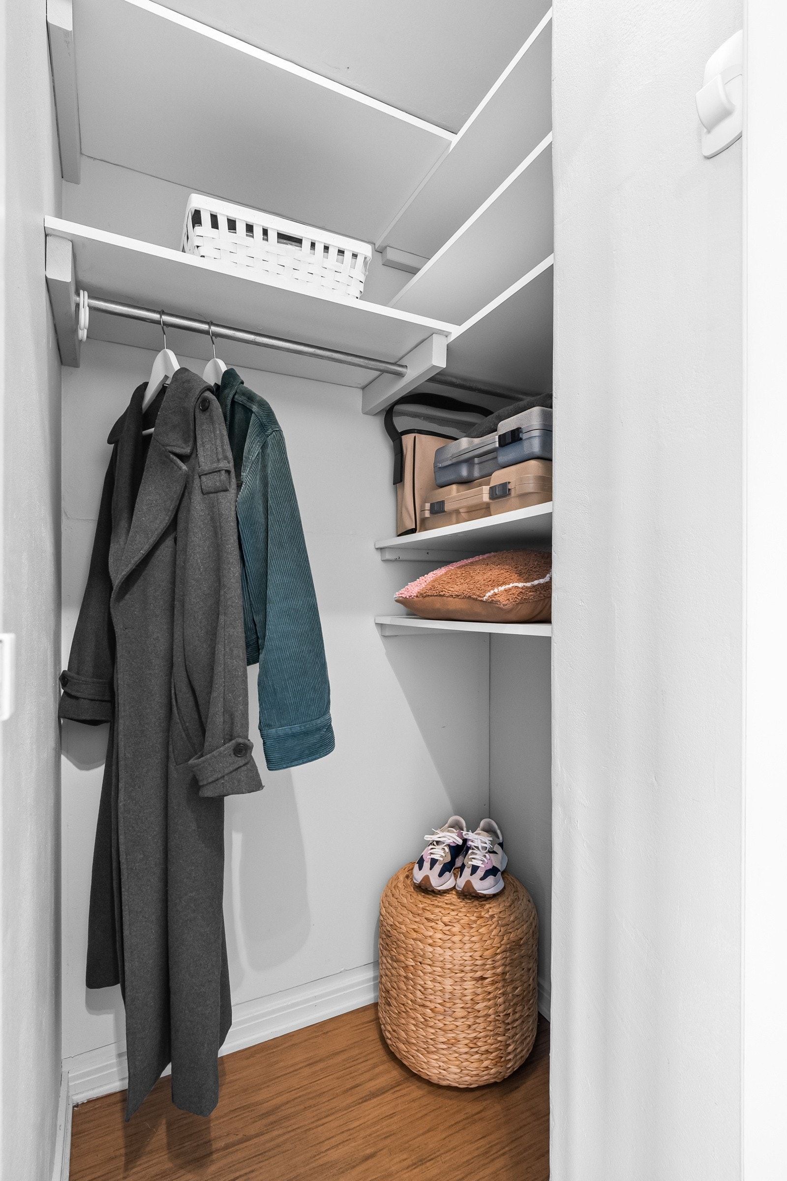 I entreen har du tilgang til praktisk kott med gode lagringsmuligheter. Videre disponerer leiligheten to lagringsboder, en på loft og en på inngangsplanet. Galleribilde