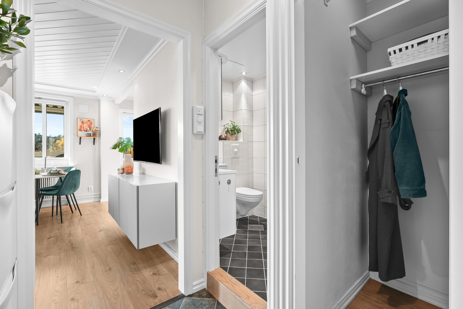 Vi går videre inn på badet. Dette ble rehabilitert i regi av borettslaget, i 2006. Galleribilde