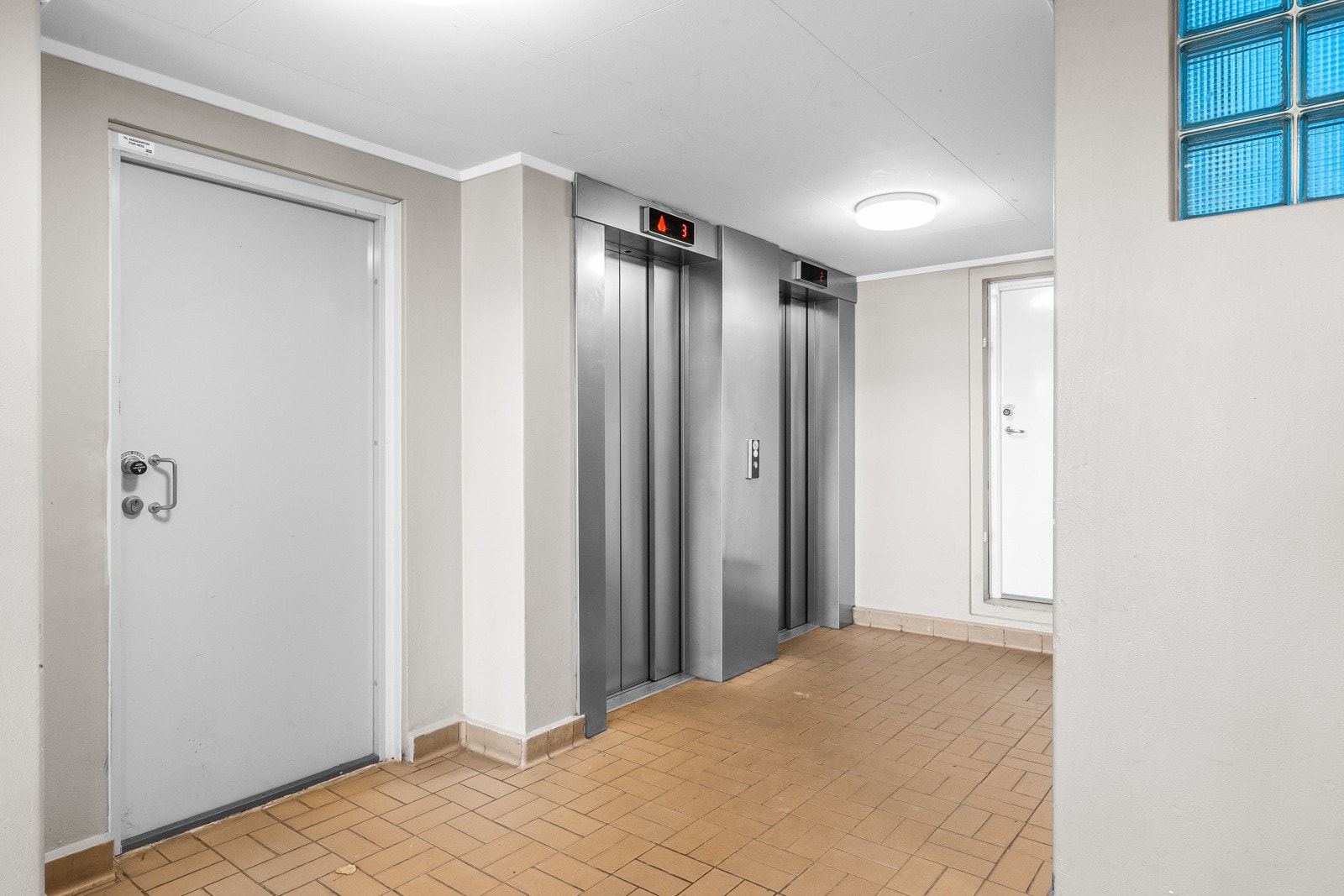 Det er adkomst via heis og felles trappeoppgang. Galleribilde