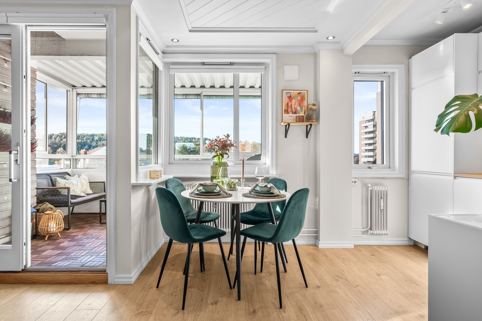Ilikhet med resten av leiligheten er stuen holdt i lyse og delikate farger. Det er fin plass til spisebord hvor måltidene kan nytes i hyggelig lag. Galleribilde