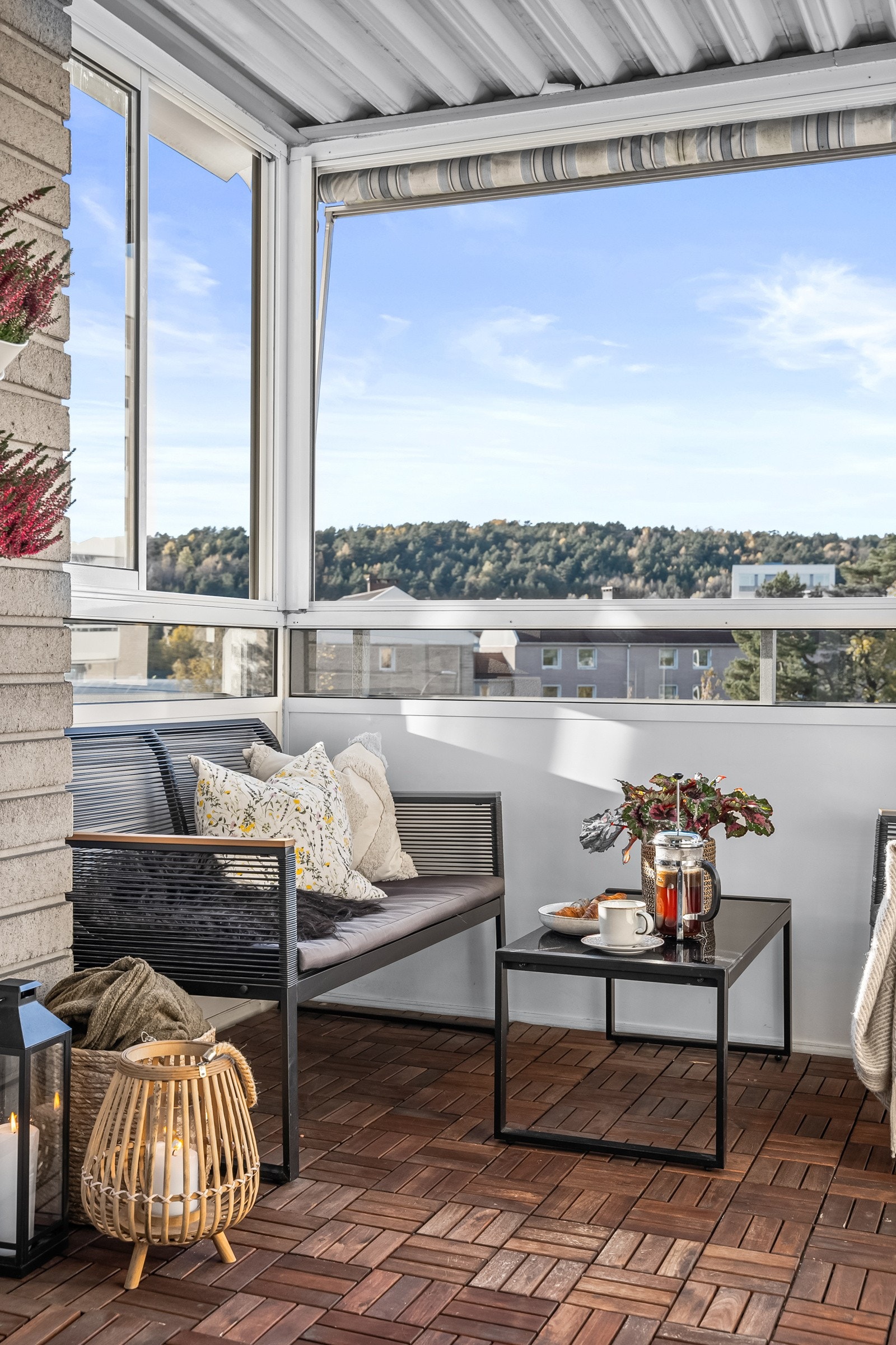 Fra stuen er det utgang til innglasset balkong på 7,2 kvm. En herlig uteplass hvor det er hyggelig å trekke ut for både avslapning og måltider i varmen. Galleribilde