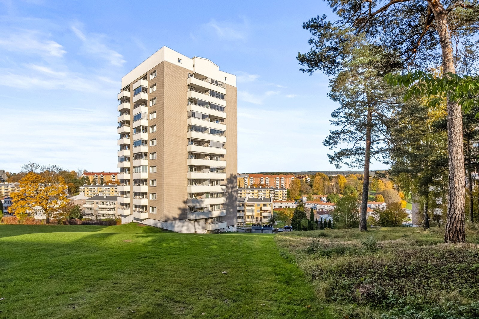 Leiligheten er beliggende i 8.etasje og blokken er omkranset av grønt fellesareal. Borettslaget er veldrevet og består av 551 andelsleiligheter. Galleribilde