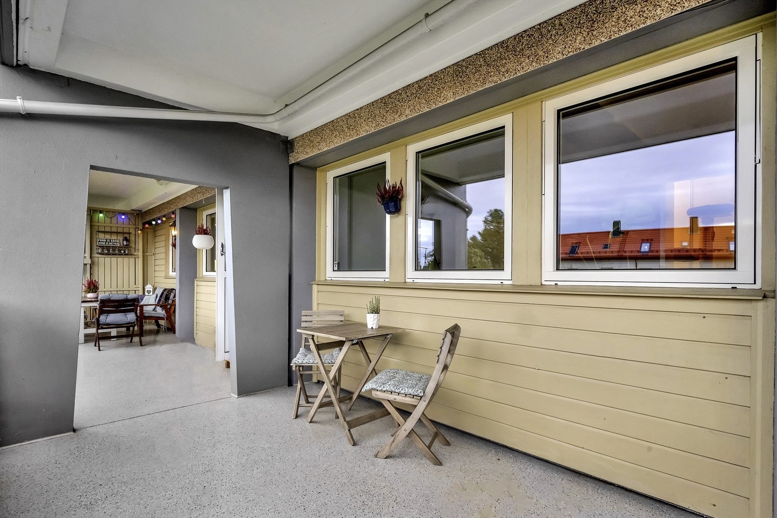 Her er det god plass til flere sittegrupper og ønsket utemøbler. Galleribilde