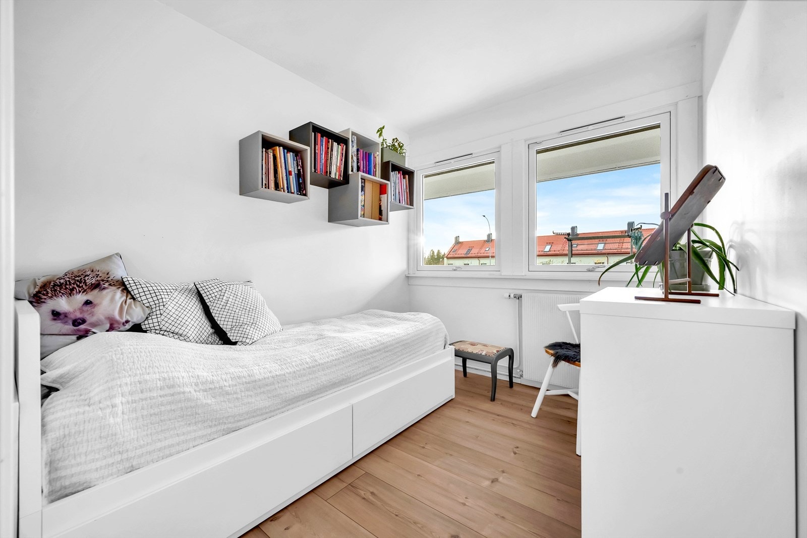 Soverom 2 er av god størrelse med plass til dobbeltseng og garderobeløsning. Galleribilde