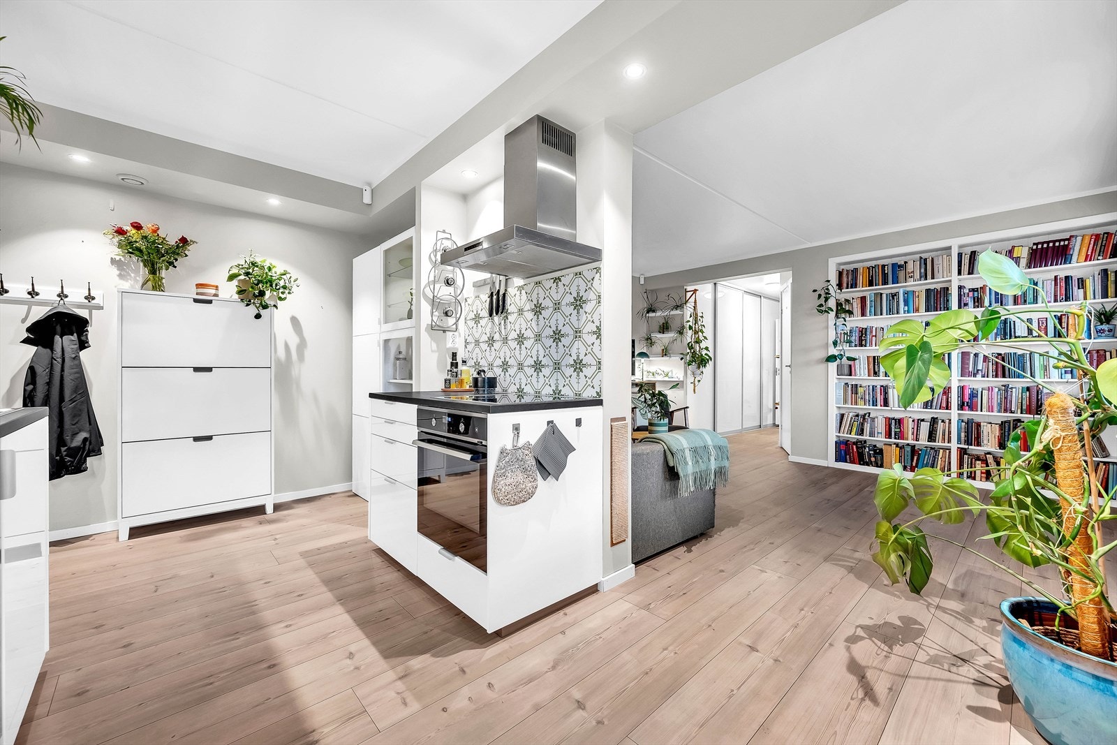 Laminat med gulvvarme i kjøkken, stue og gang ble lagt i 2019. Galleribilde