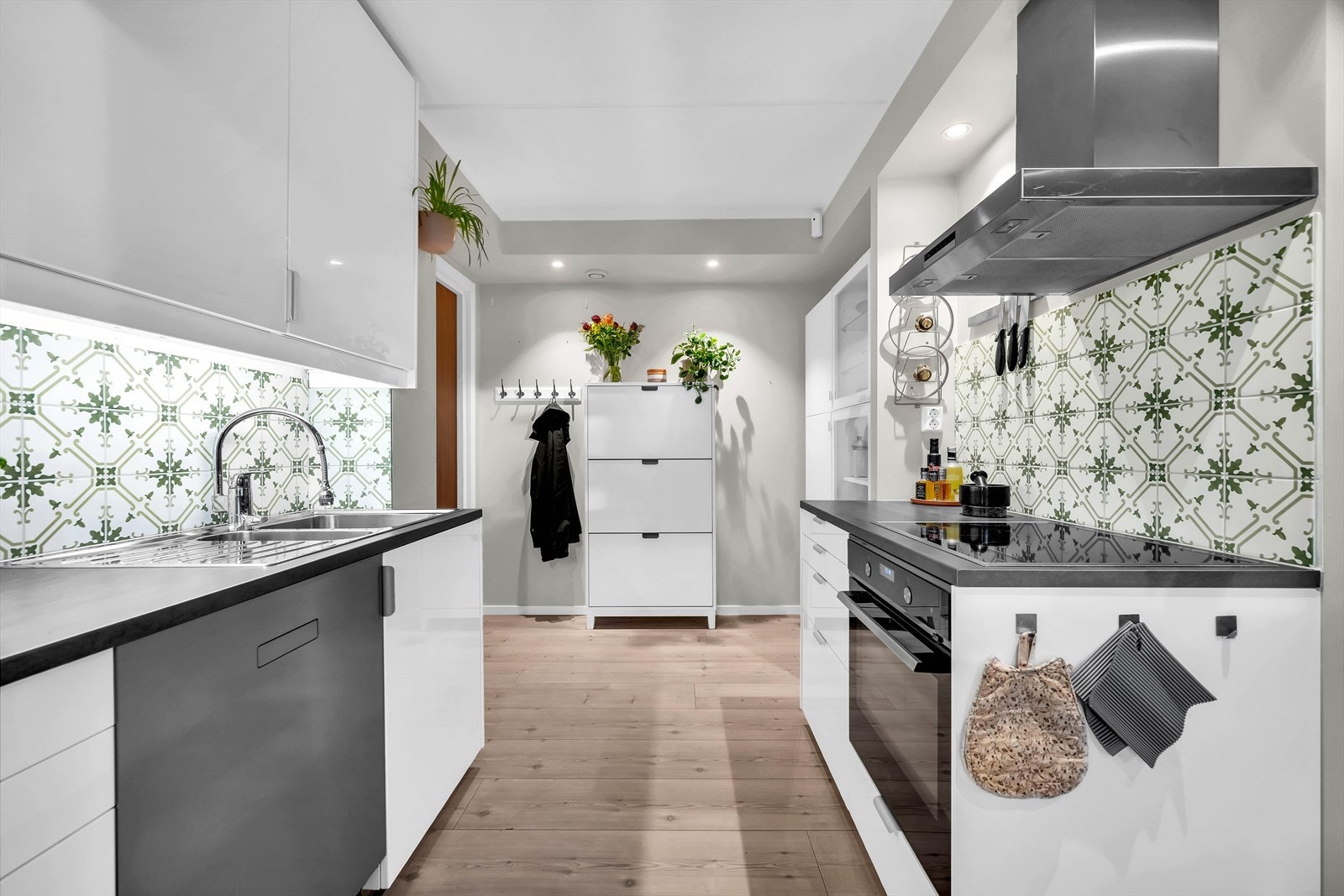 Kjøkkenet har frittståënde hvitevarer som kjøl/fryseskap, oppvaskmaskin og integrert platetopp og stekeovn. Galleribilde