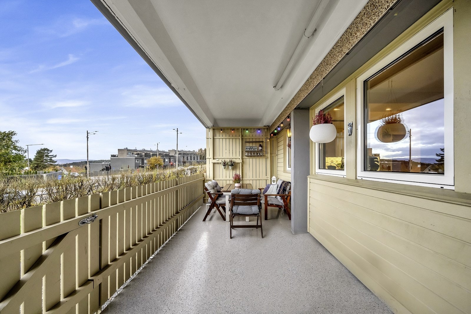 Fra stue er det utgang til vestvendt terrasse på hele 30 kvm. Galleribilde