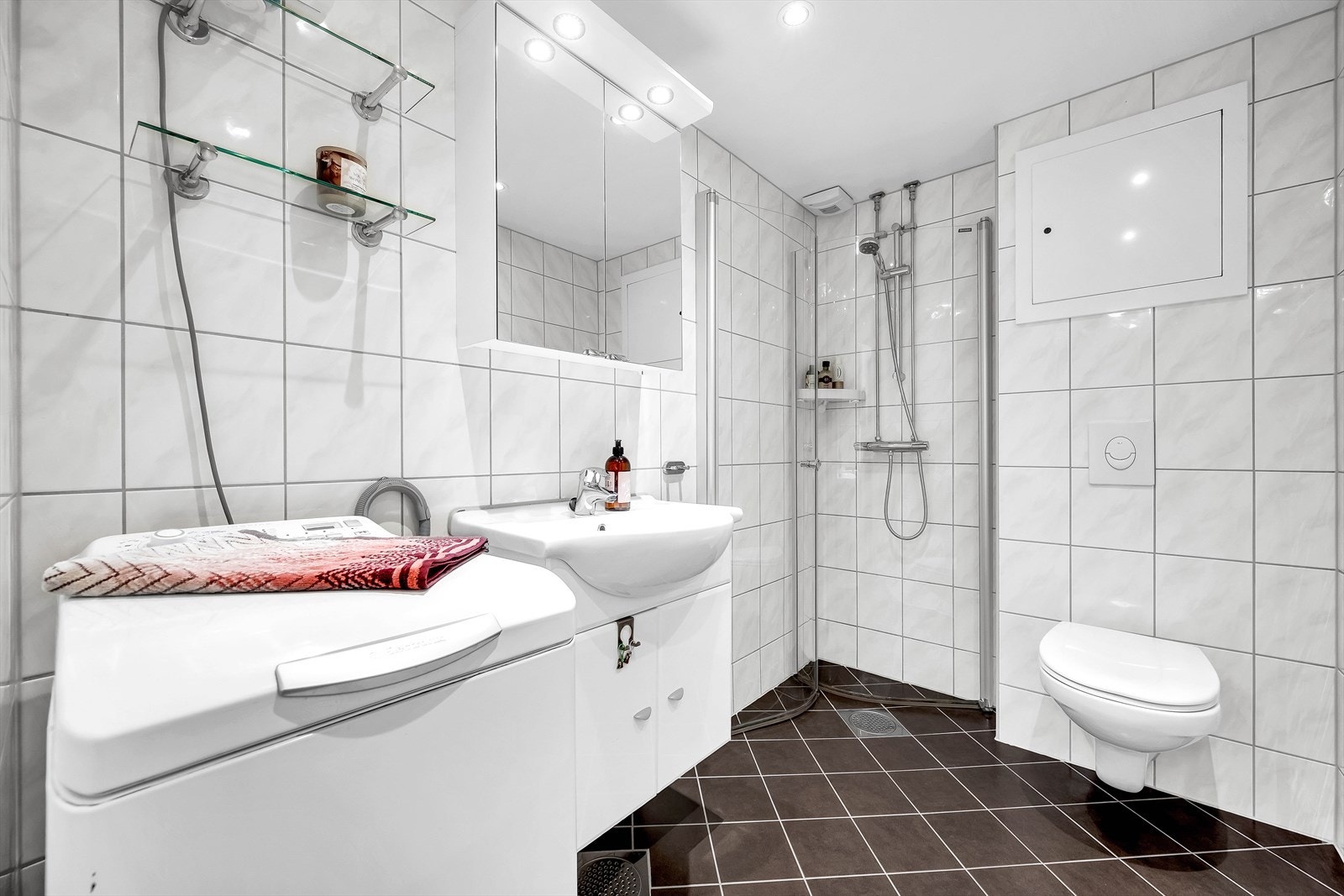 Pent flislagt baderom pusset opp i regi av borettslaget i 2015. Galleribilde