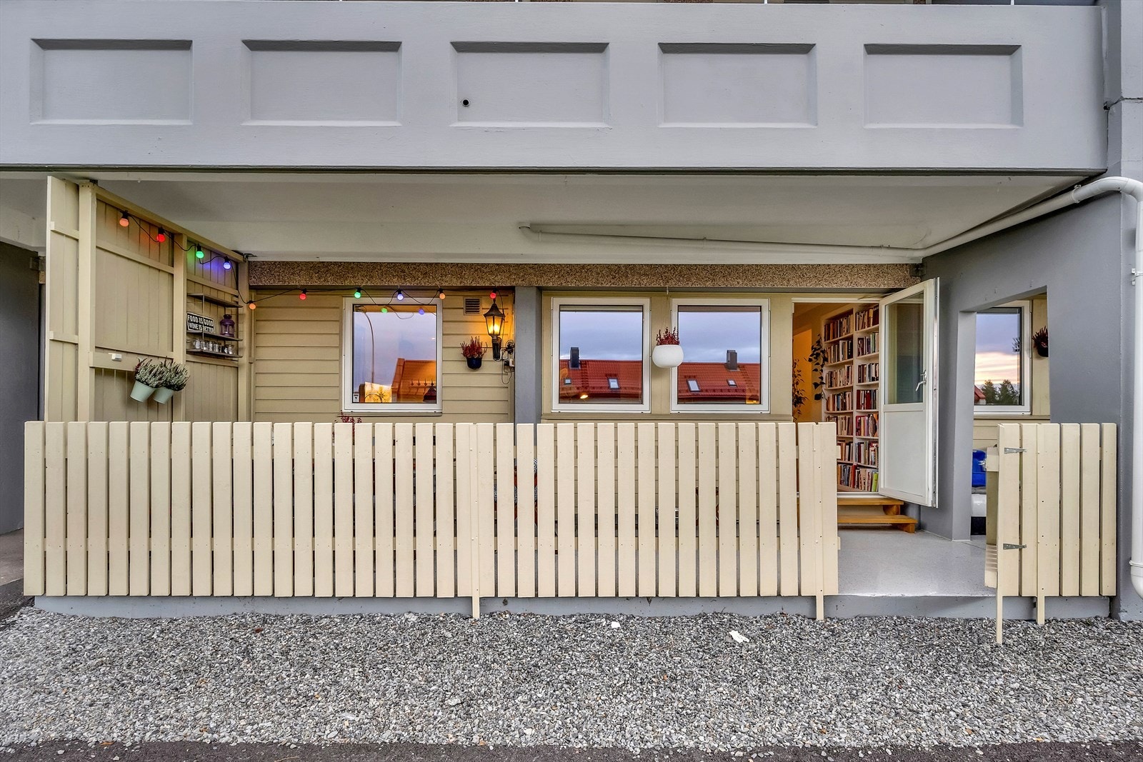 Balkongen er overbygget, noe som gir en lun atmosfære. Galleribilde