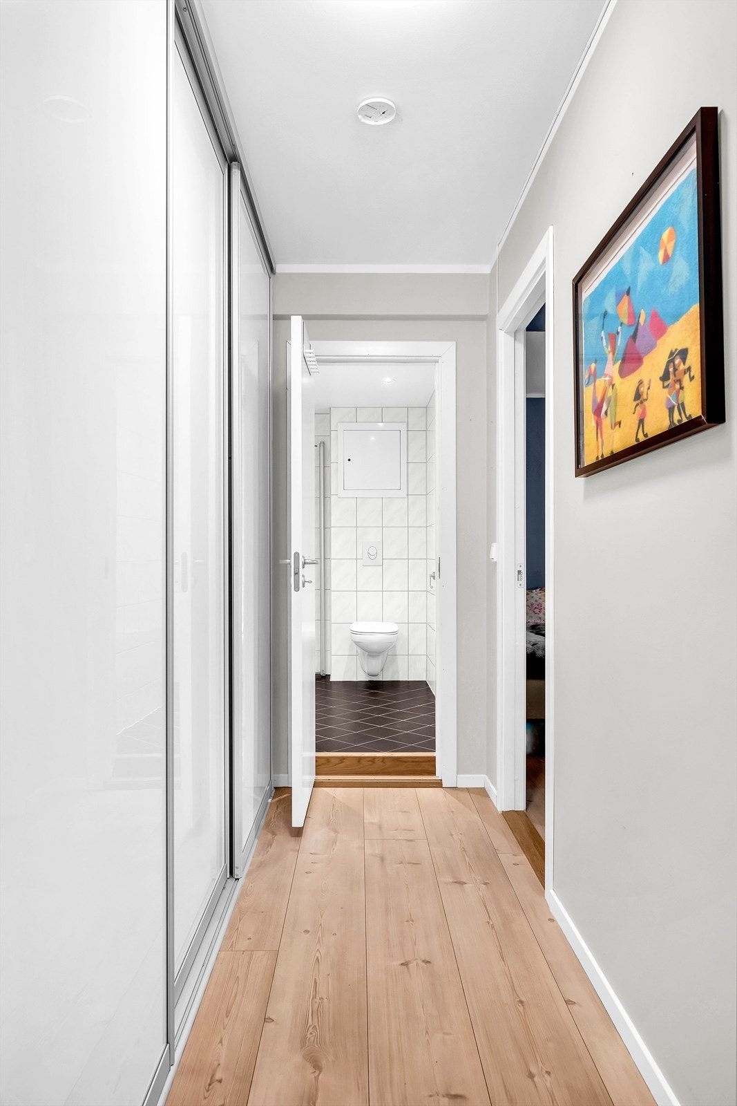 Det er rikelig med lagringsplass i skyvedørsgarderobe. Galleribilde