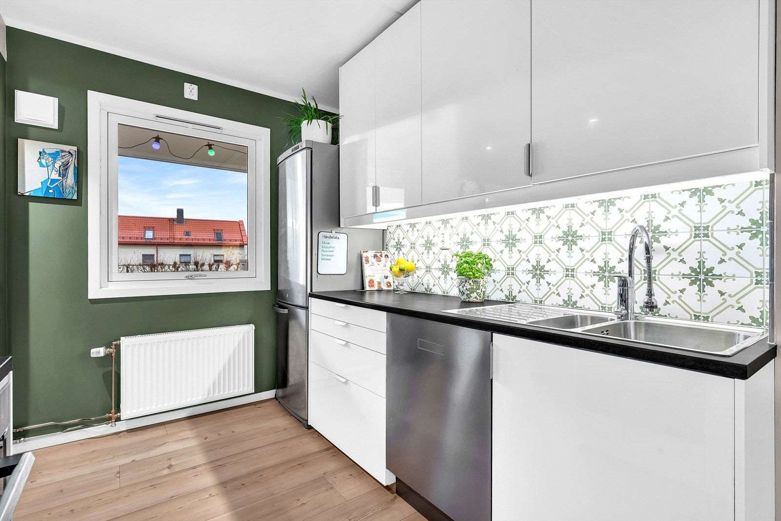 Store vindusflater gir rikelig med naturlig lysinnslipp. Galleribilde