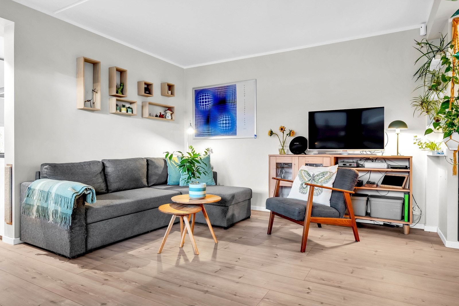 Lys og luftig stue med god plass til sofagruppe. Galleribilde