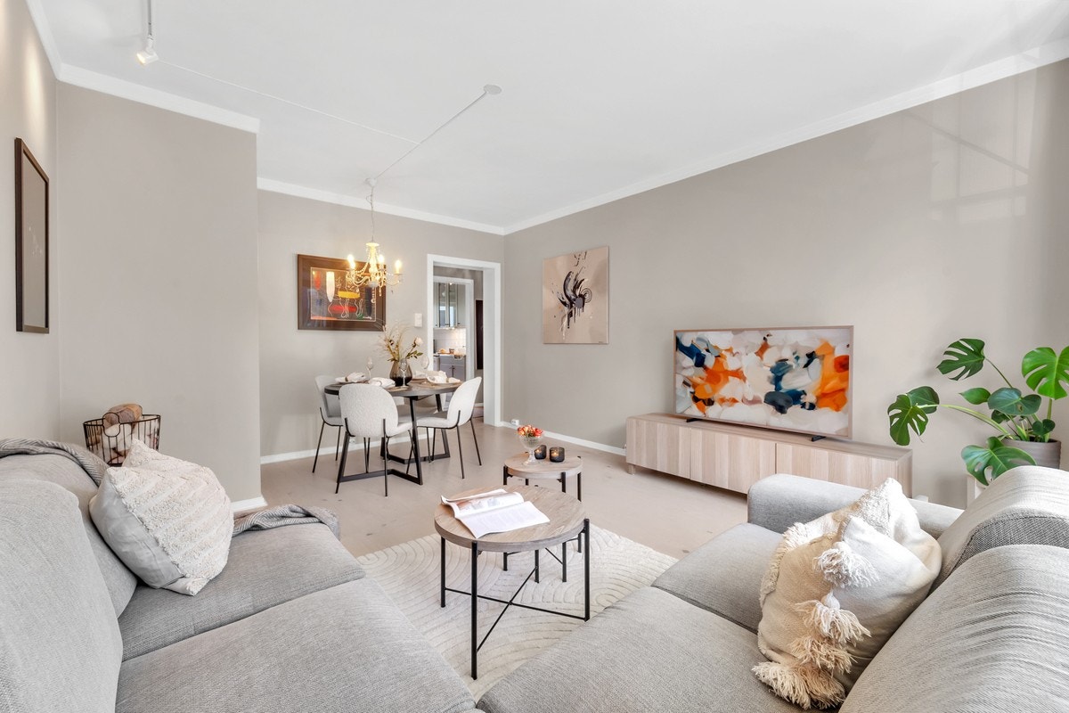 Stuen har god plass til både spisesbordsinnredning og stueninnredning. Galleribilde