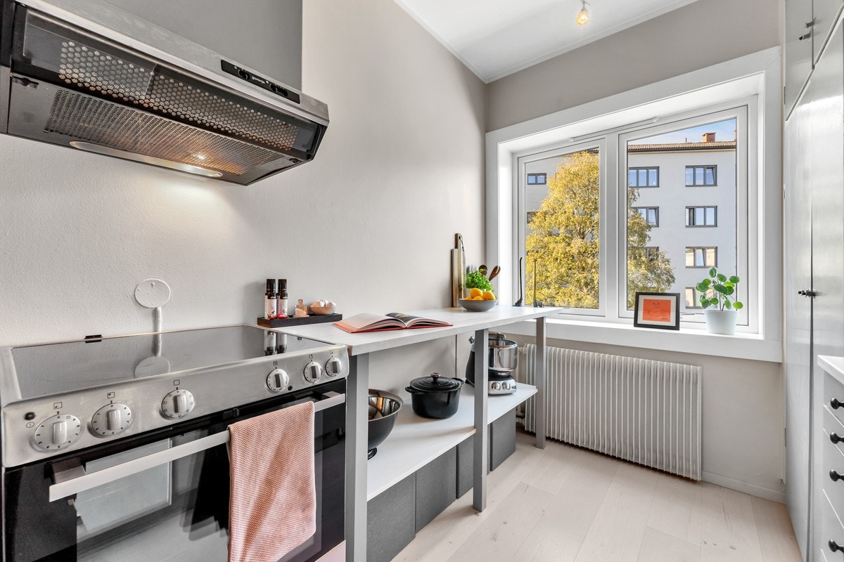 Det er benkeskapsbelysning og stikkontakter over kjøkkenbenken Galleribilde