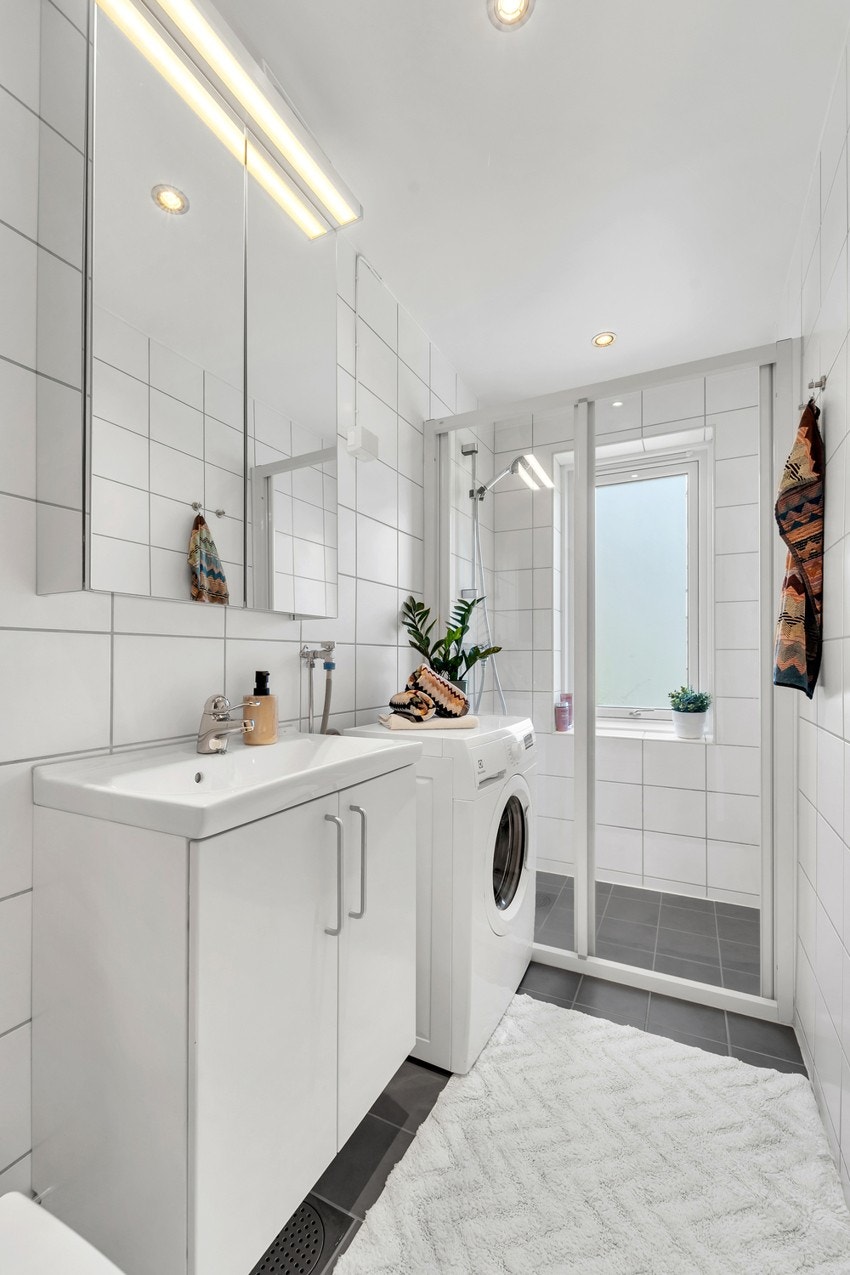 Badet har flislagt gulv med gulvvarme og flislagte vegger. Her er de mekanisk avtrekk med avtrekk tilkoblet felles avtrekskanal. Galleribilde