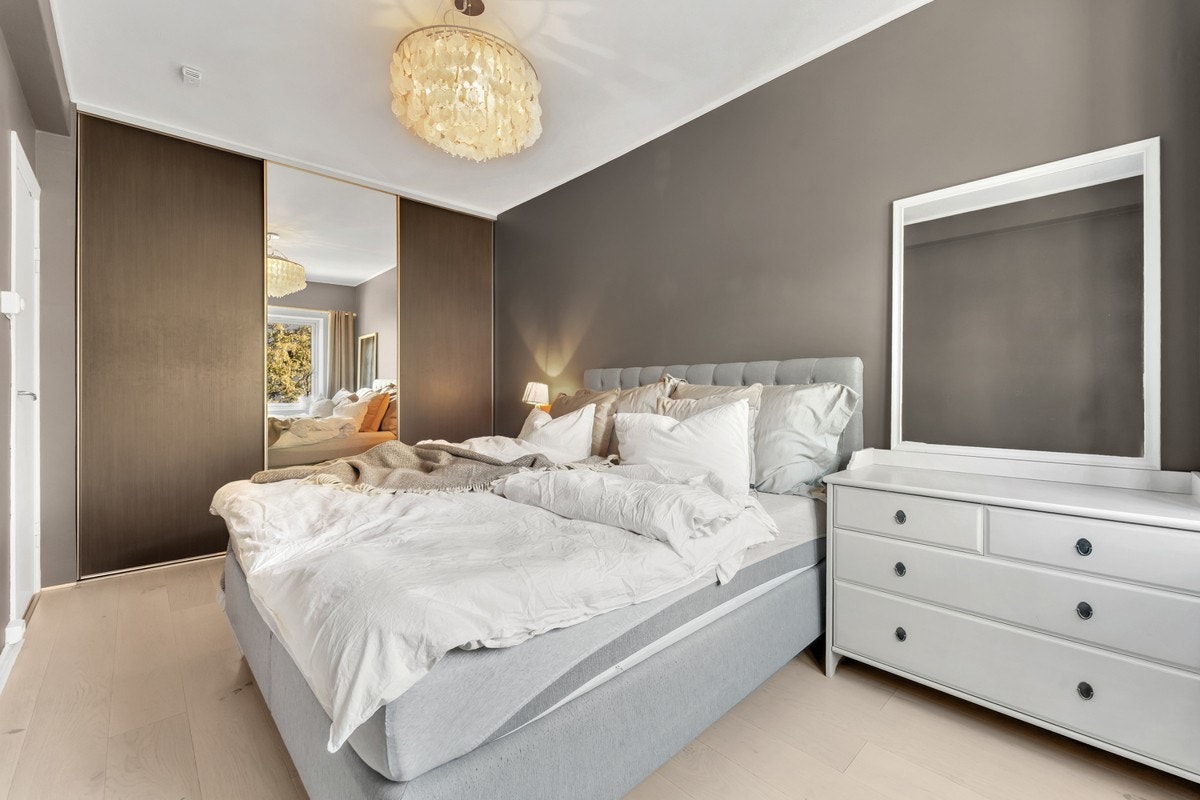 På soverommet er det en skyvedørsgarderobe. Her er det rikelig med lagridsplass. Galleribilde