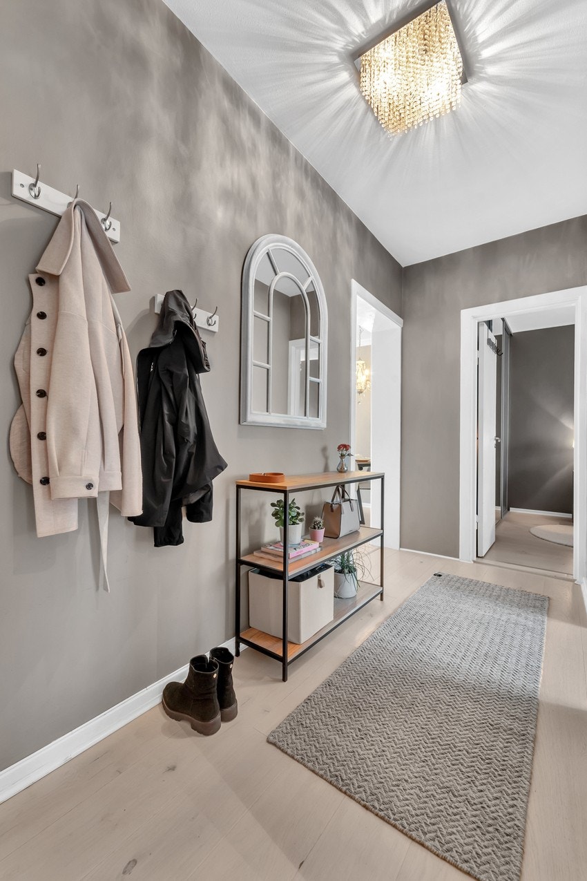 Gangen har god plass til oppbevaring av yttertøy og sko Galleribilde