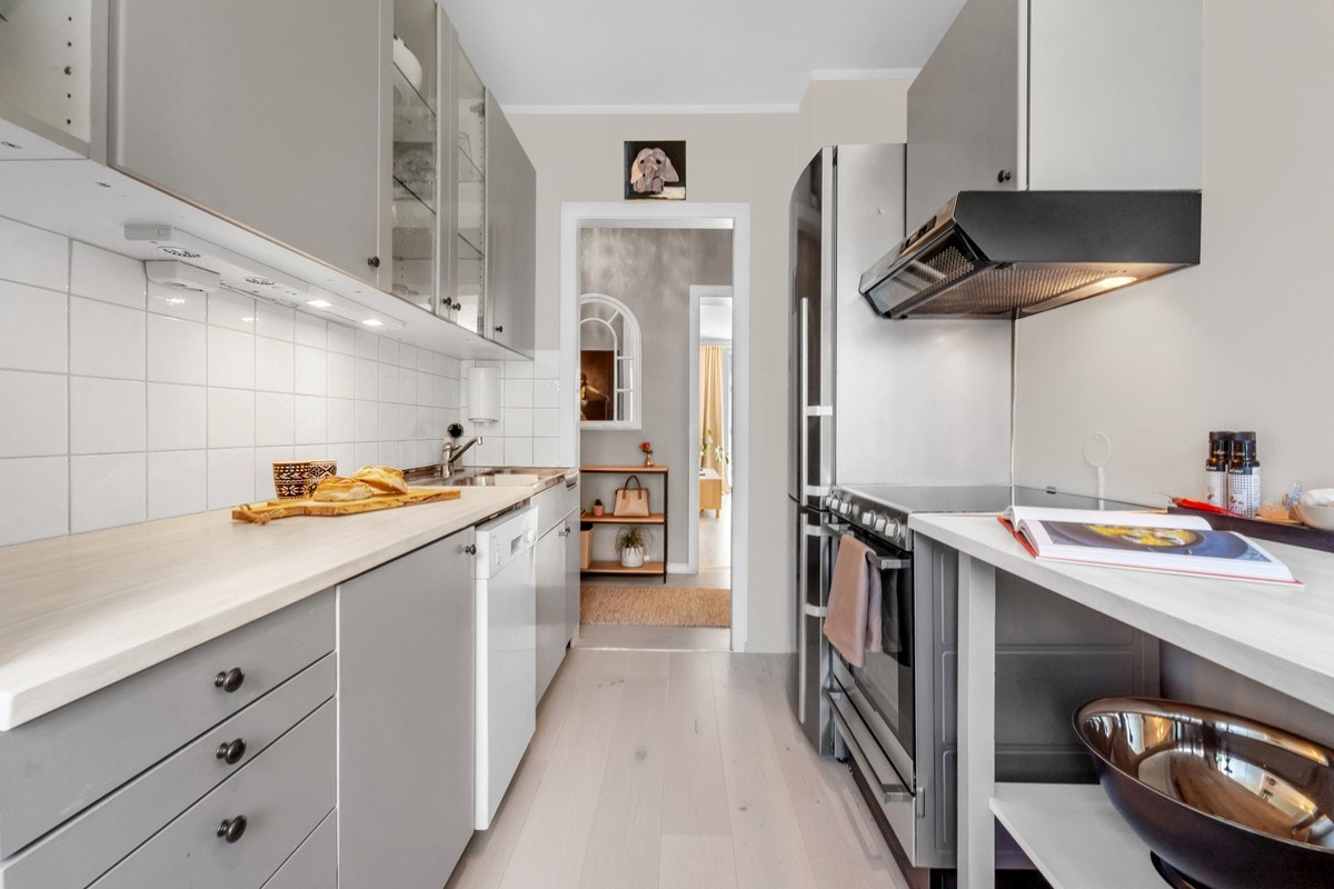 Kjøkkenet har god med plass i både over- og underskap. Galleribilde