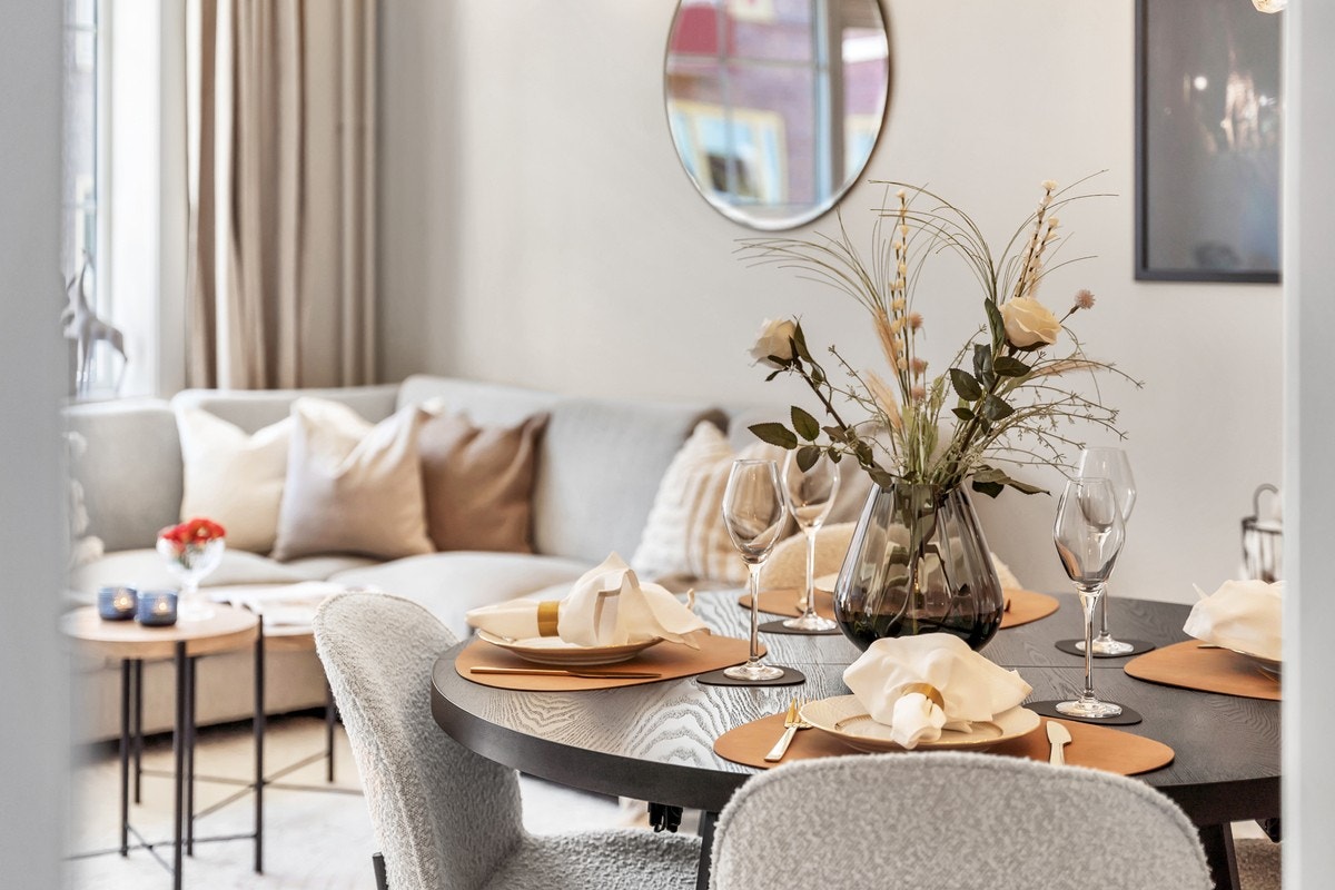 Leiligheten er oppvarmet med radiatorer tilkoblet varmesentral. Videre er leiligheten er tilknyttet felles varmtvann. Galleribilde